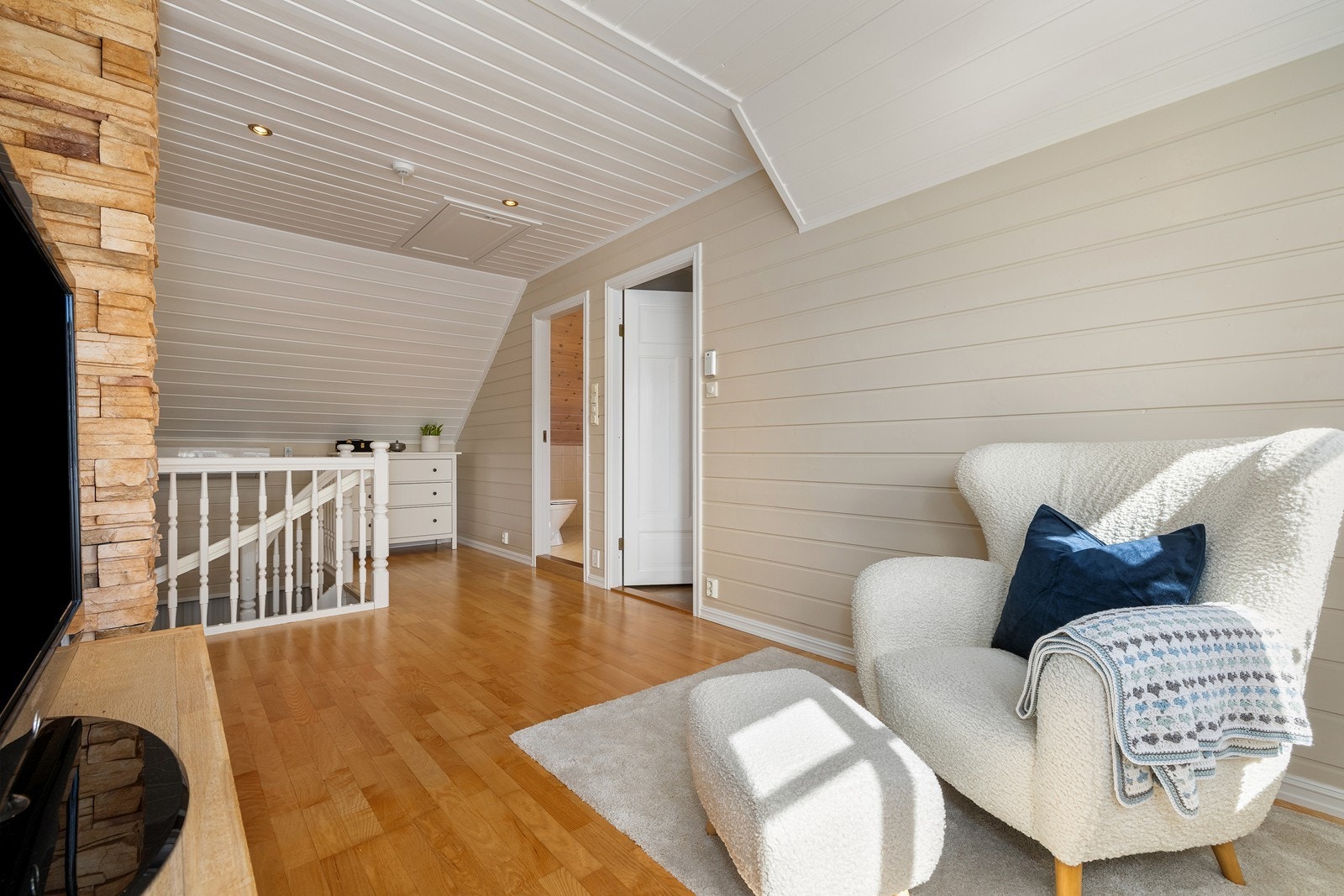 Det er en luft-til-luft varmepumpe i 2 etasje i tillegg til en i 1 etasje. Galleribilde