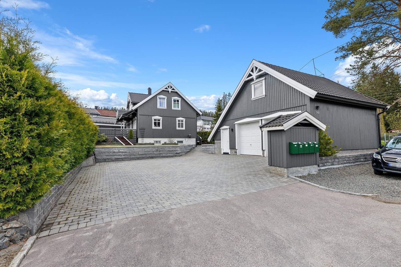 Gårdsplassen har belegningsstein og er pent rammet inn av støttemur i granitt. Galleribilde