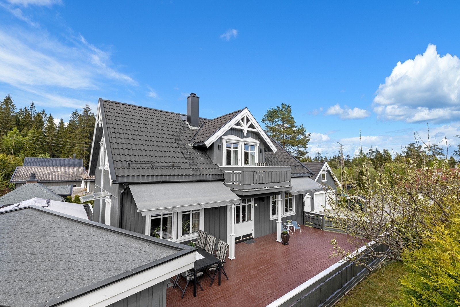 Boligen ligger på en attraktiv tomt på Gamle Skytta, med skogen som nærmeste nabo. Galleribilde