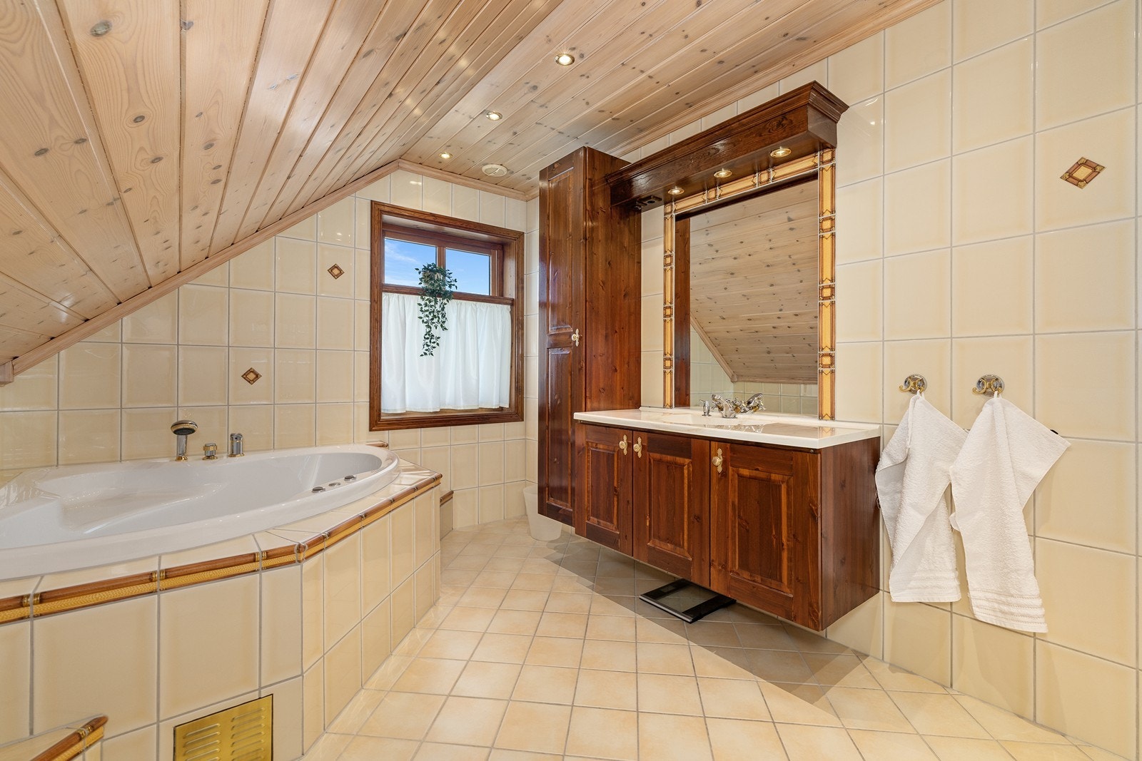 Badet har fliser på gulv og vegger, det er downlights i taket og varmekabler i gulv. Galleribilde