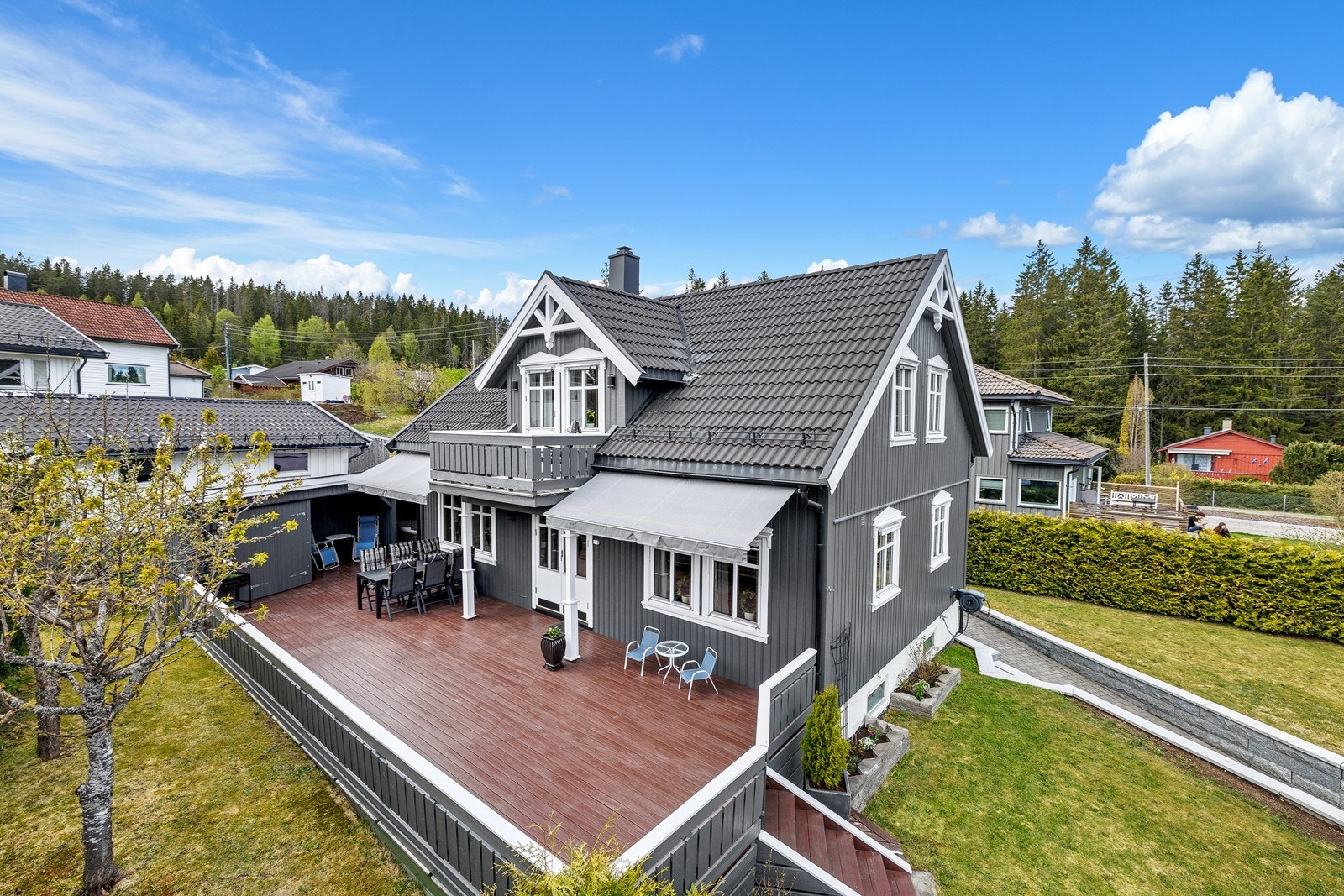 Enebolig over tre plan med en stor, usjenert terrasse og pent opparbeidet hage. Foto: Digit media Galleribilde