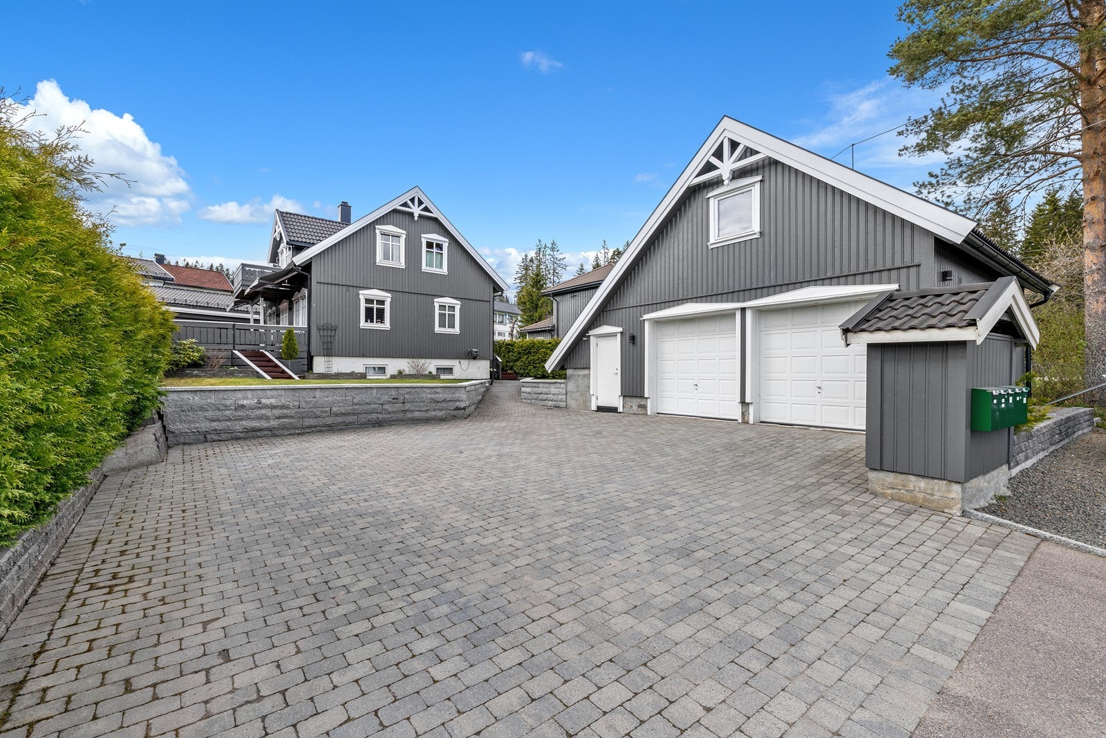 Eiendommen inkluderer en romslig dobbeltgarasje fra 2003 med hems for ekstra lagringsplass. Galleribilde