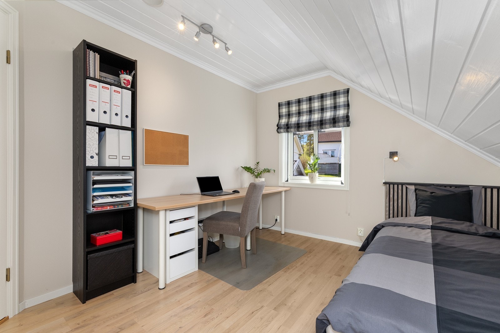 God plass til både seng og skrivepult. Galleribilde