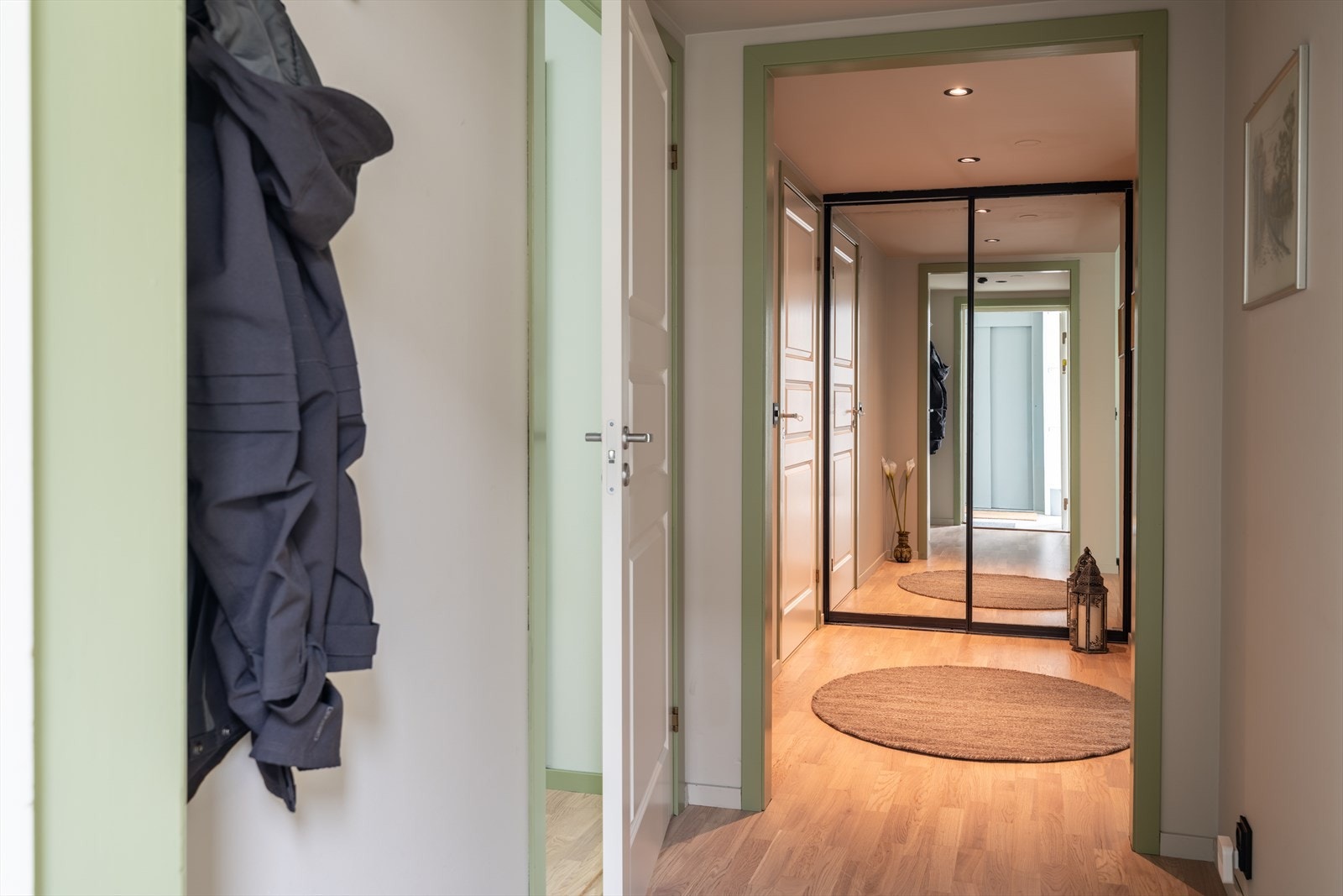 Entré og gang på hhv. 3,2 m² og 4,3 m². Galleribilde