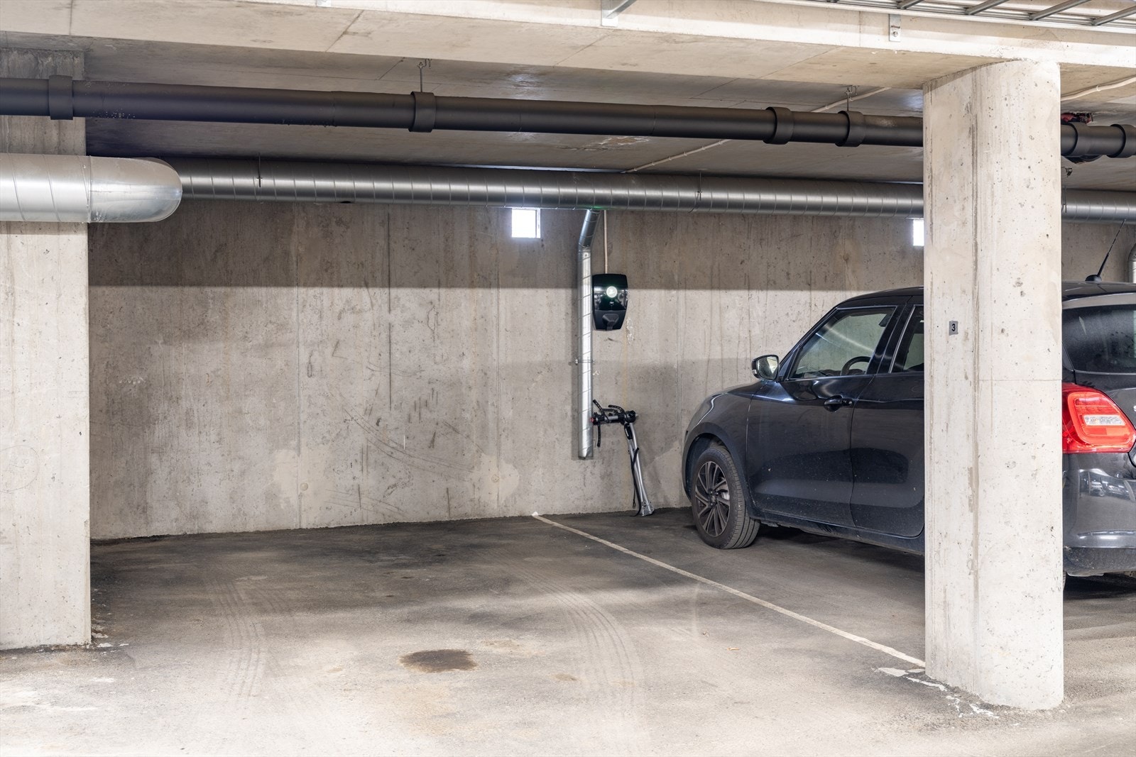 P-plass i kjeller. Galleribilde