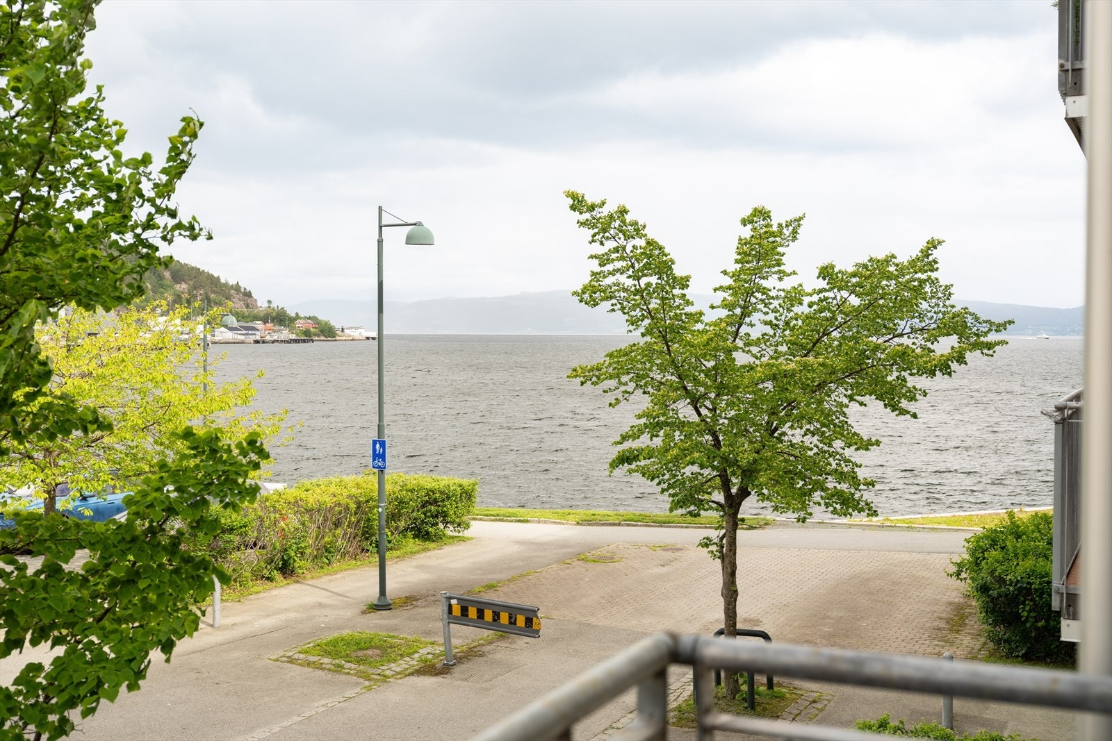 Leiligheten er vestvendt, har gode solforhold og fjordutsikt. Omgivelsene er rolige. Galleribilde