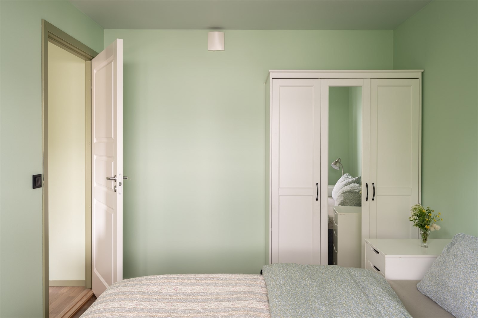 Det er godt med plass til stor seng og garderobe. Galleribilde