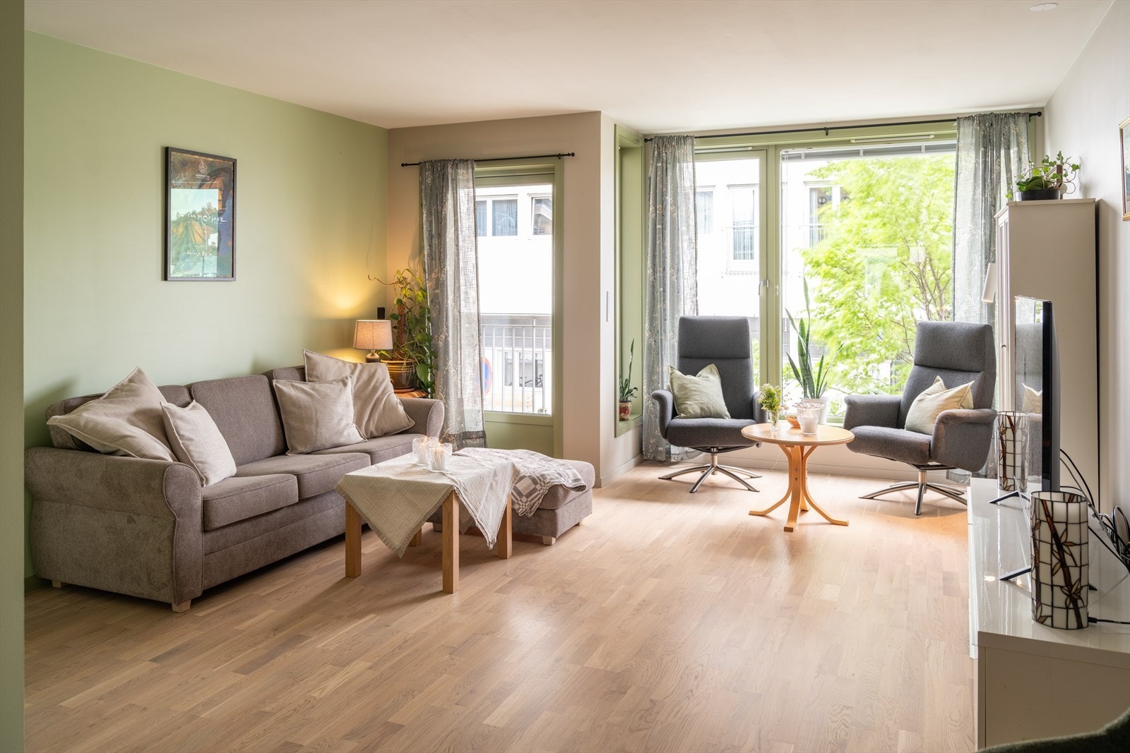 Leiligheten består av stue, kjøkken, baderom, to soverom, walk-in, balkong, entré, gang, p-plass i kjeller og ekstern bod. Galleribilde