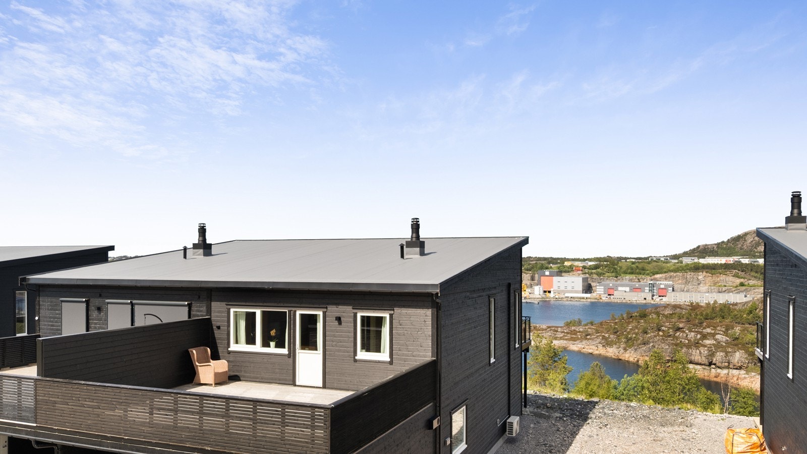 Fasade sørøst, som viser den store verandaen og deler av utsikten Galleribilde