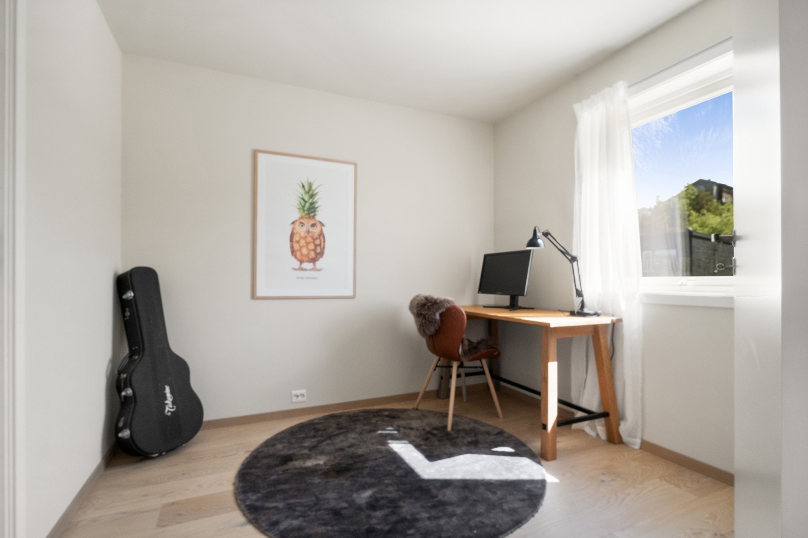 I 2. etg. har man også et soverom, med tilgang fra kjøkkenet. Rommet kan brukes både som soverom, gjesterom eller hjemmekontor Galleribilde