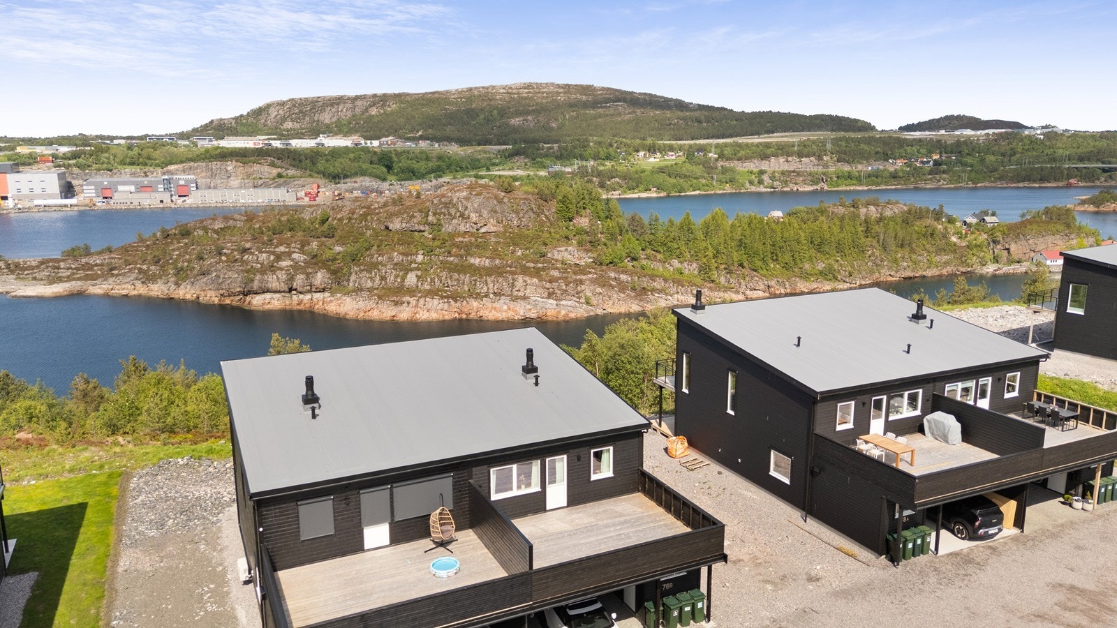 Dronebilde fra sør, med omkringliggende omgivelser Galleribilde