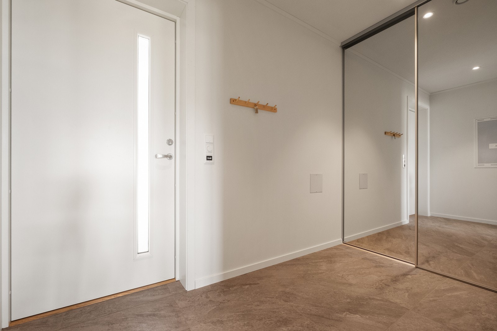 Skyvedørsgarderobe med speilfronteri entréen Galleribilde
