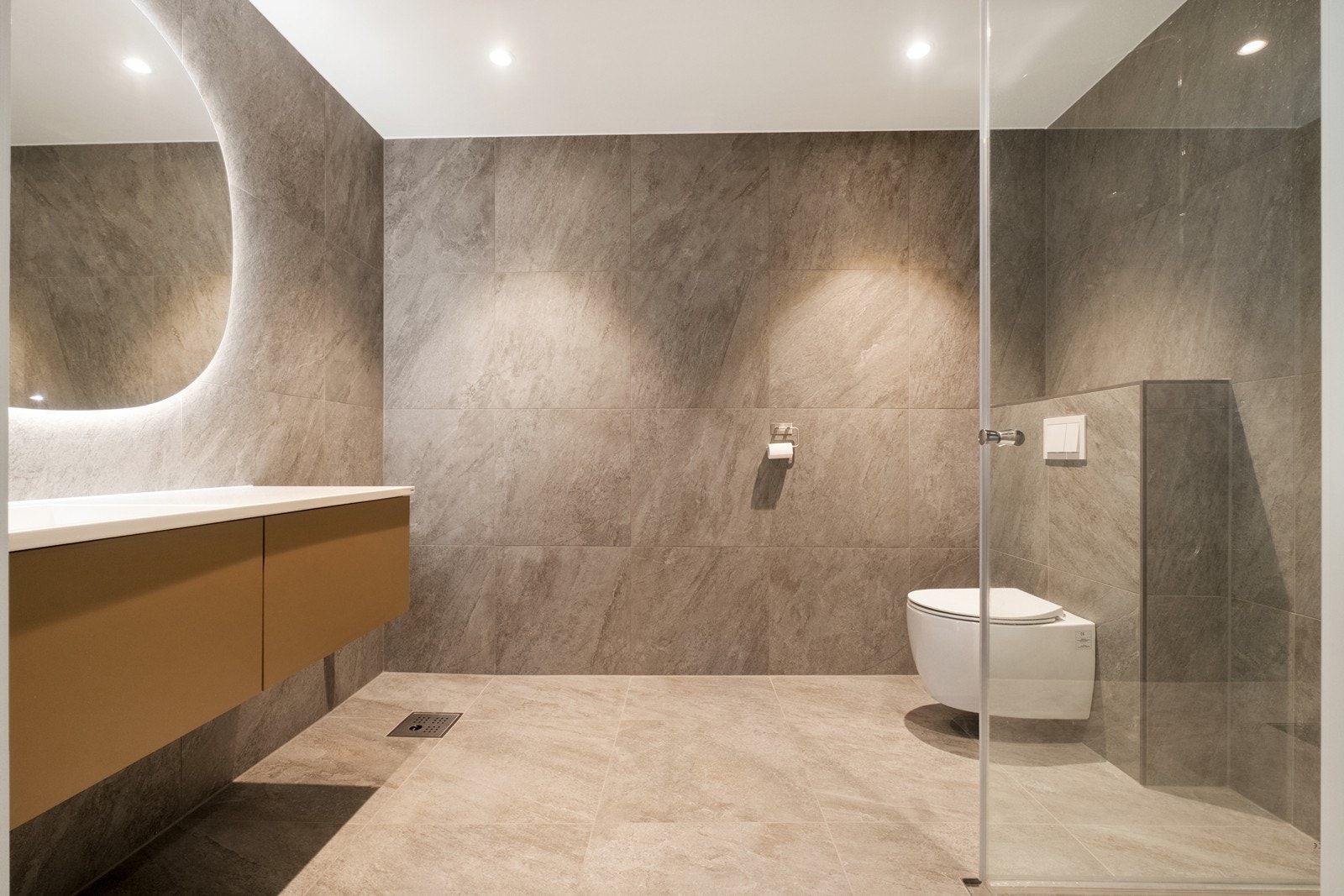 Badet er stort og romslig, med moderne standard. Utstyrt med vegghengt wc, dusjhjørne og baderomsinnredning Galleribilde