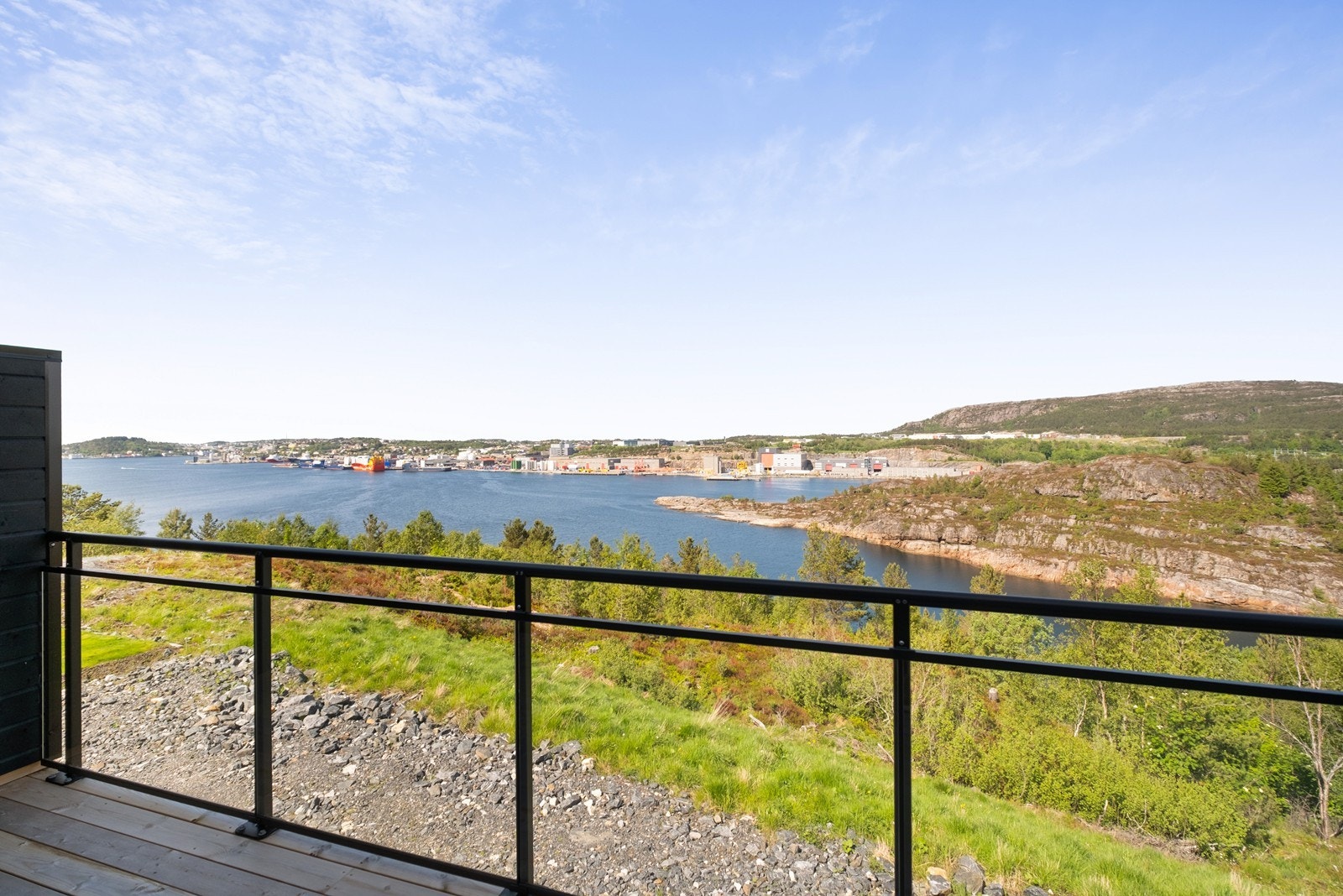 Her kan man nyte kveldssolen vår- og sommerstid, til den går ned bak Nordlandet Galleribilde