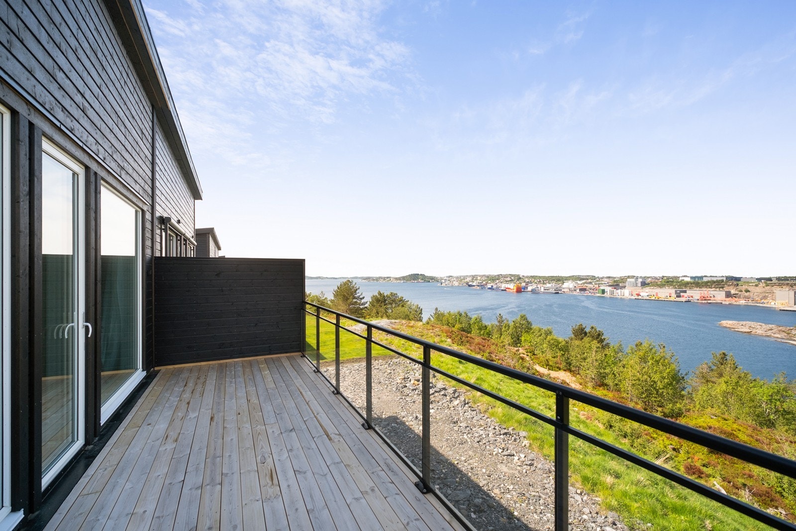 Her kan man nyte kveldssolen og følge med på båttrafikken. Her ser man over Omsundet mot Nordlandet, Bolgsvaet, Innlandet og med Averøy i det fjerne Galleribilde