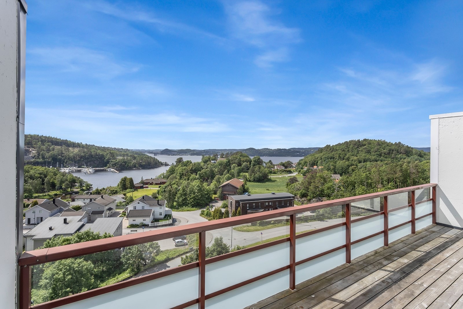 Exbo Sørlandet AS Hånes - Innbydende toppleilighet med egen inngang | Stor solrik vestvendt terrasse sjøutsikt |
