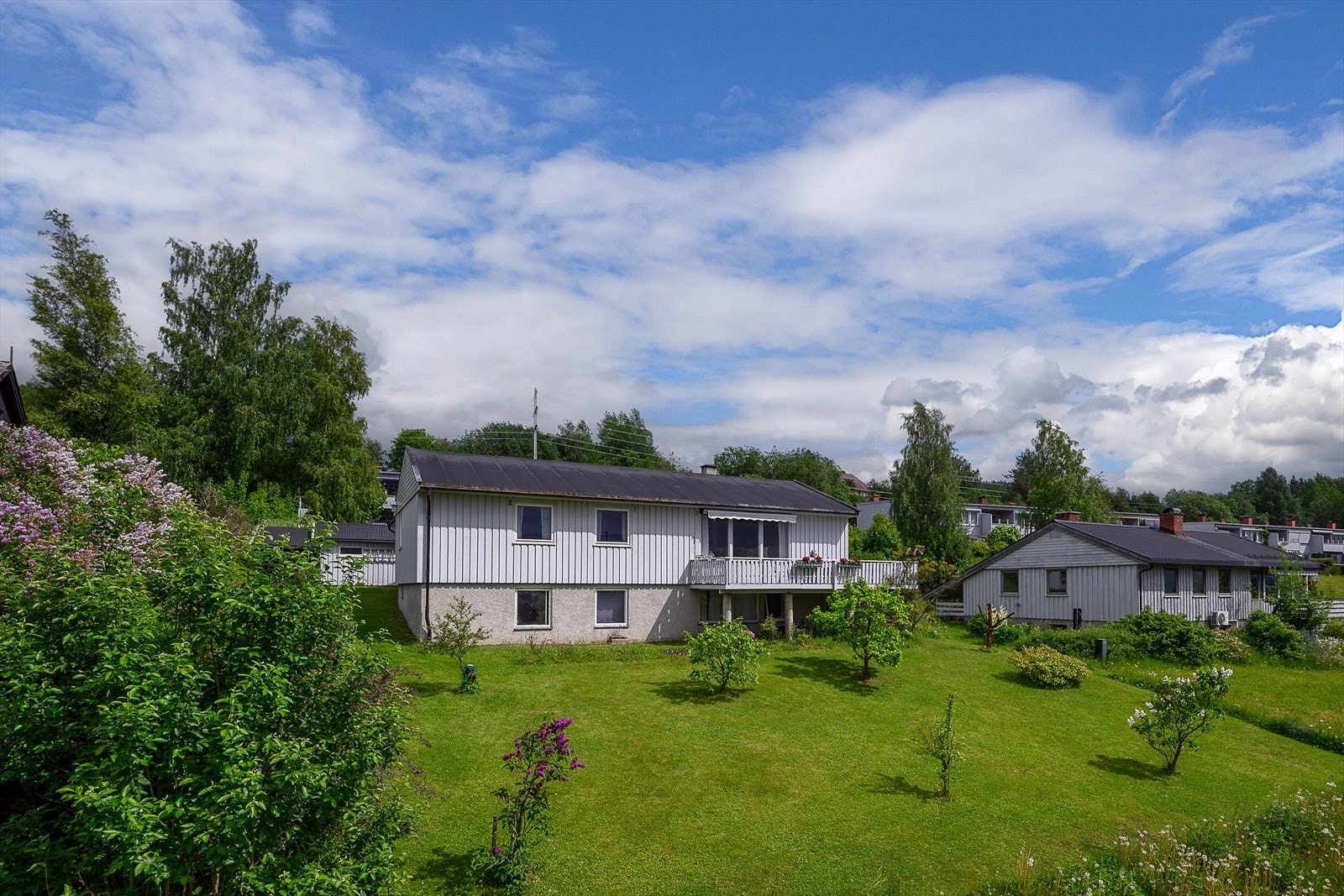 Eiendommen ligger i et etablert boligområde i Randgård/Smestad, med kort vei til skoler og barnehager. Galleribilde