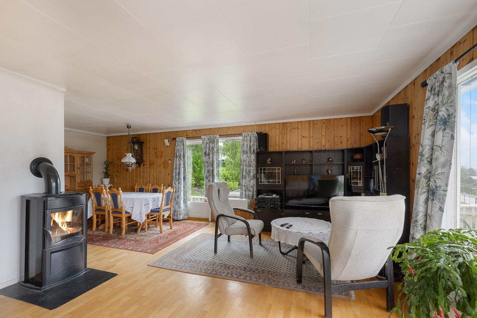 Stuen er i vinkel med god plass til både sofa- og spisegruppe Galleribilde