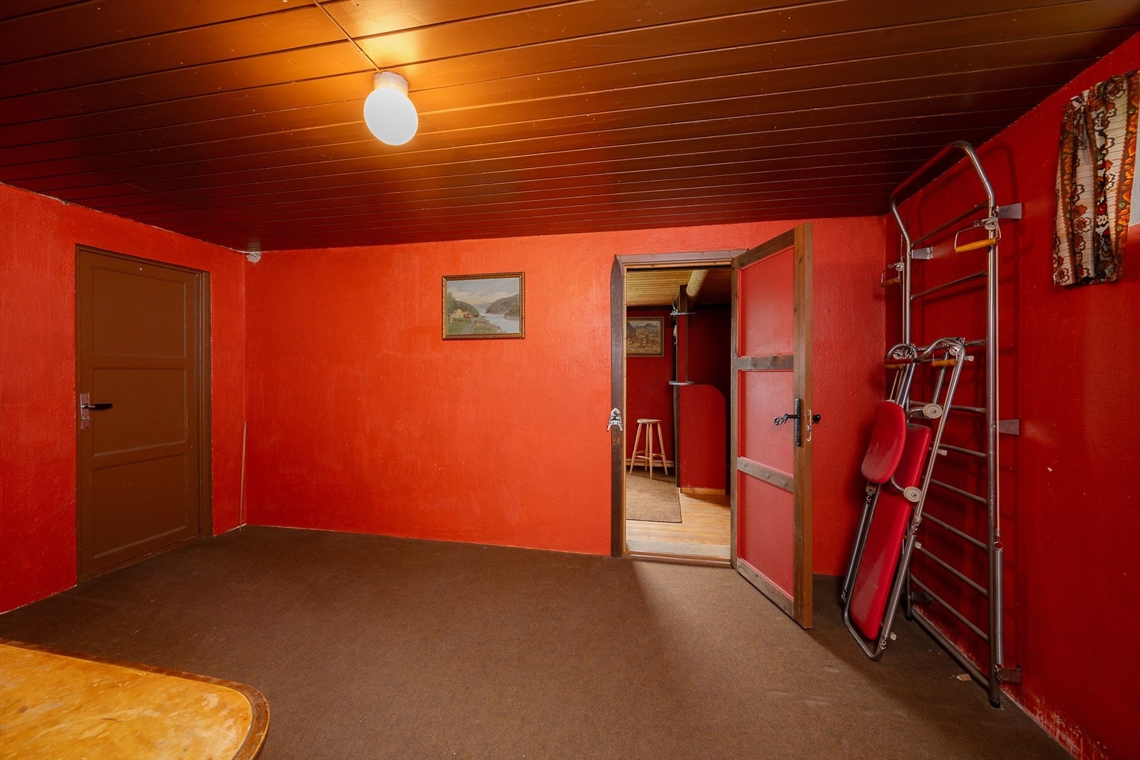 Kjelleren byr på flere disponible rom og gode lagringsmuligheter. Galleribilde
