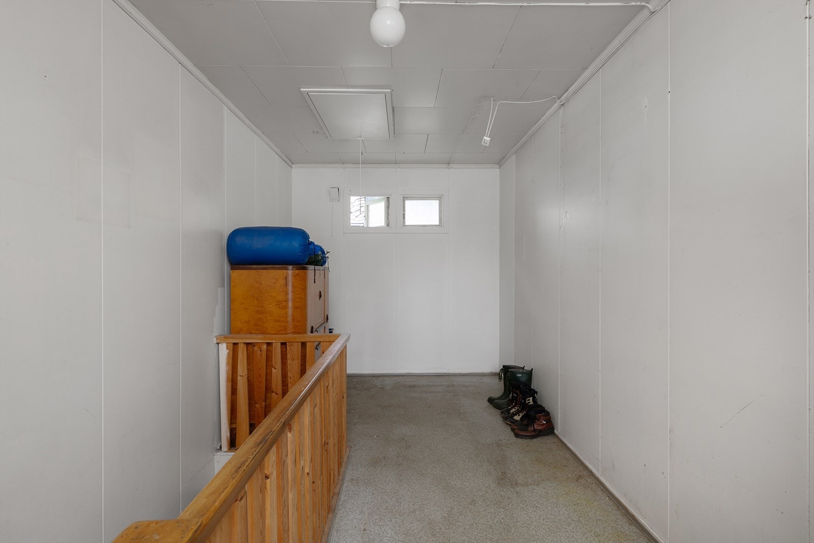 Trapperommet med god plass til oppbevaring forbinder de to etasjene. Galleribilde