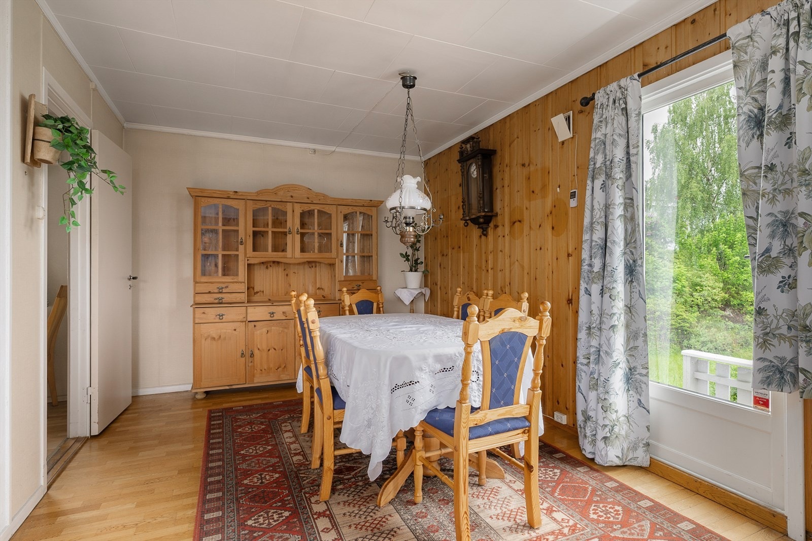 Det er i stuen god plass til spisegruppe. Fra rommet er det utgang til større veranda Galleribilde