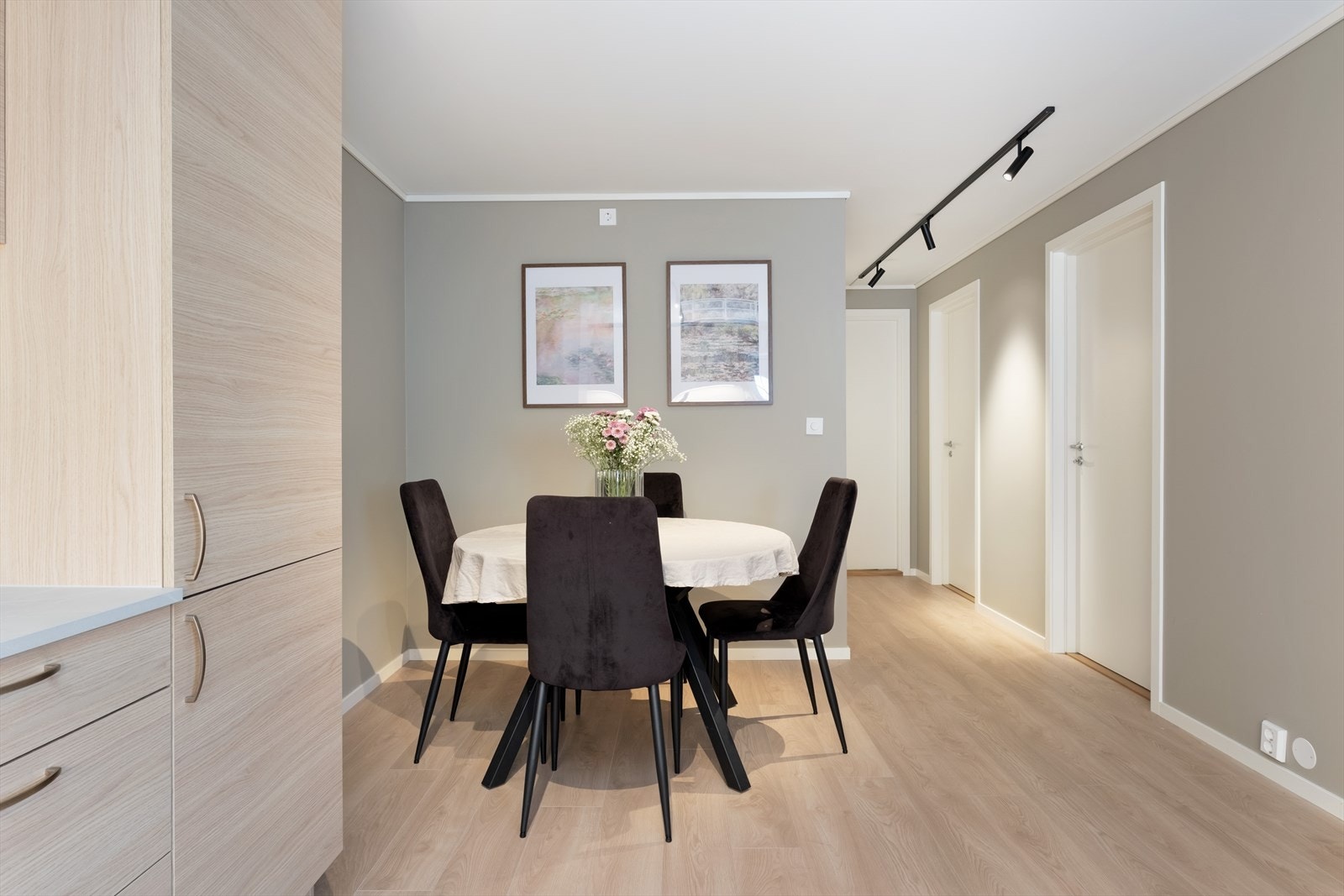 Her er god plass til møblering av spisebord i naturlig tilknytning til kjøken. Galleribilde