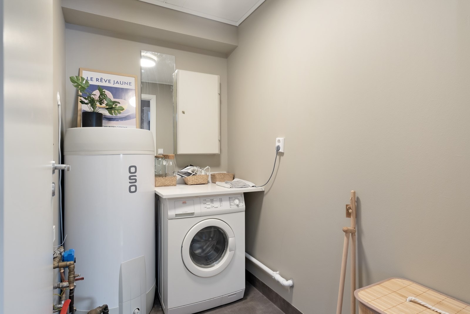 Praktisk vaskerom/teknisk rom med opplegg for vaskemaskin og ein varmtvasstank. Galleribilde