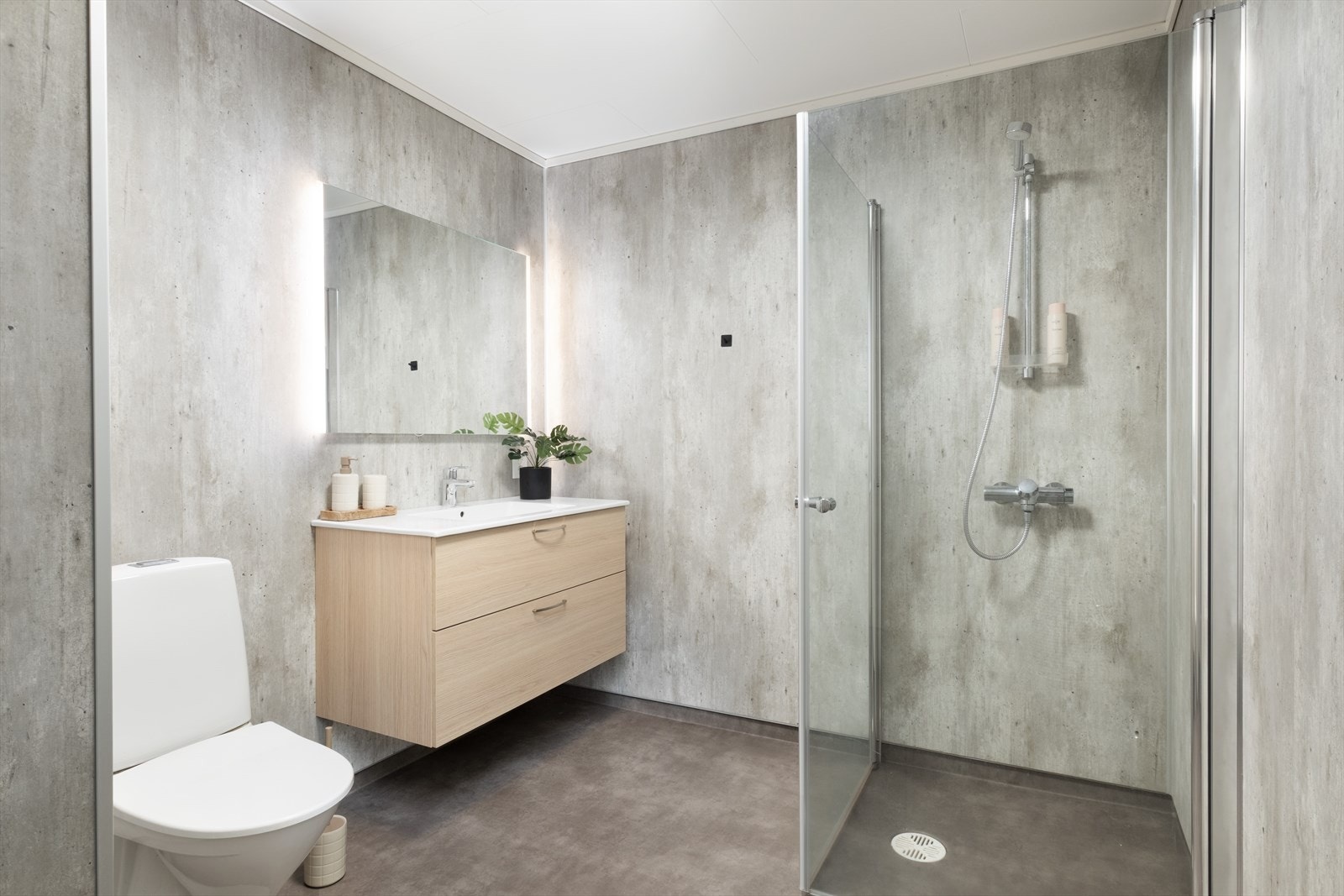 Badet er oppgradert i seinare tid med baderomsplater på veggane og dusjhjørne. Galleribilde