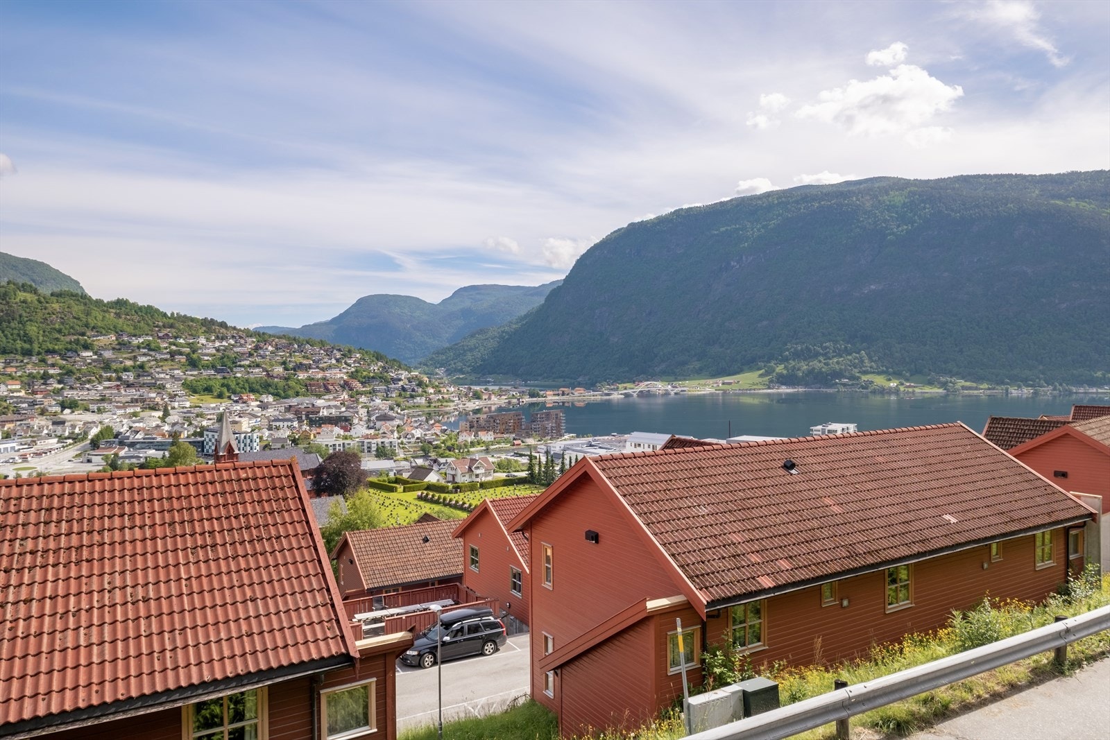 Her kan ein nyte storslått utsikt over bygda, fjorden og fjella rundt. Galleribilde