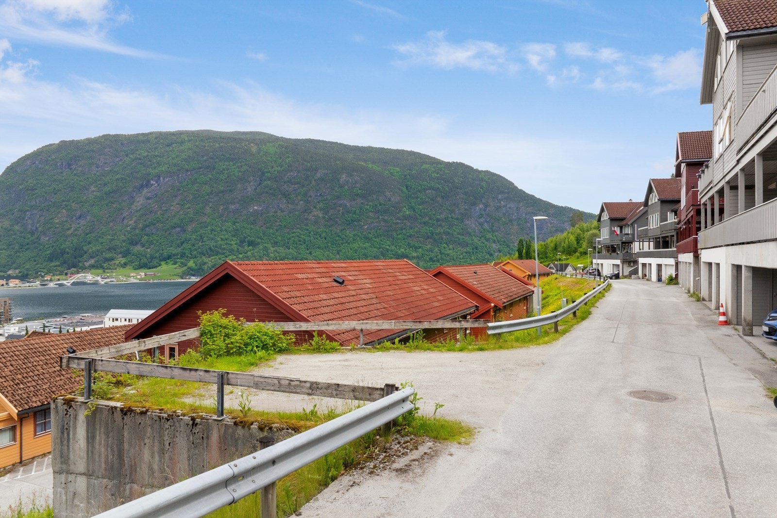 Eigedomen ligg i eit stille og roleg nabolag utan gjennomgangstrafikk. Galleribilde