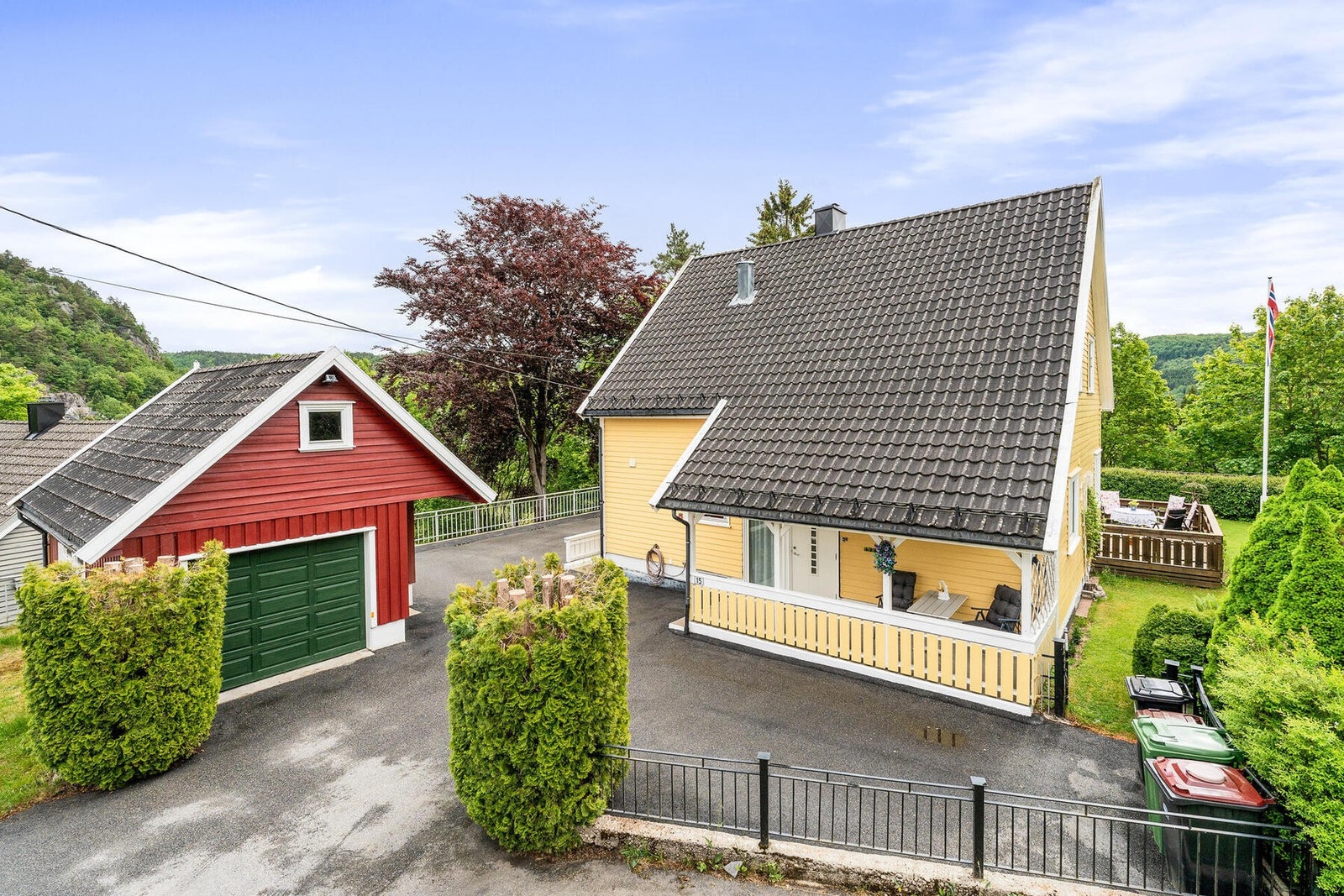 Det er tilhørende en frittliggende garasje med bortsettingsloft Galleribilde