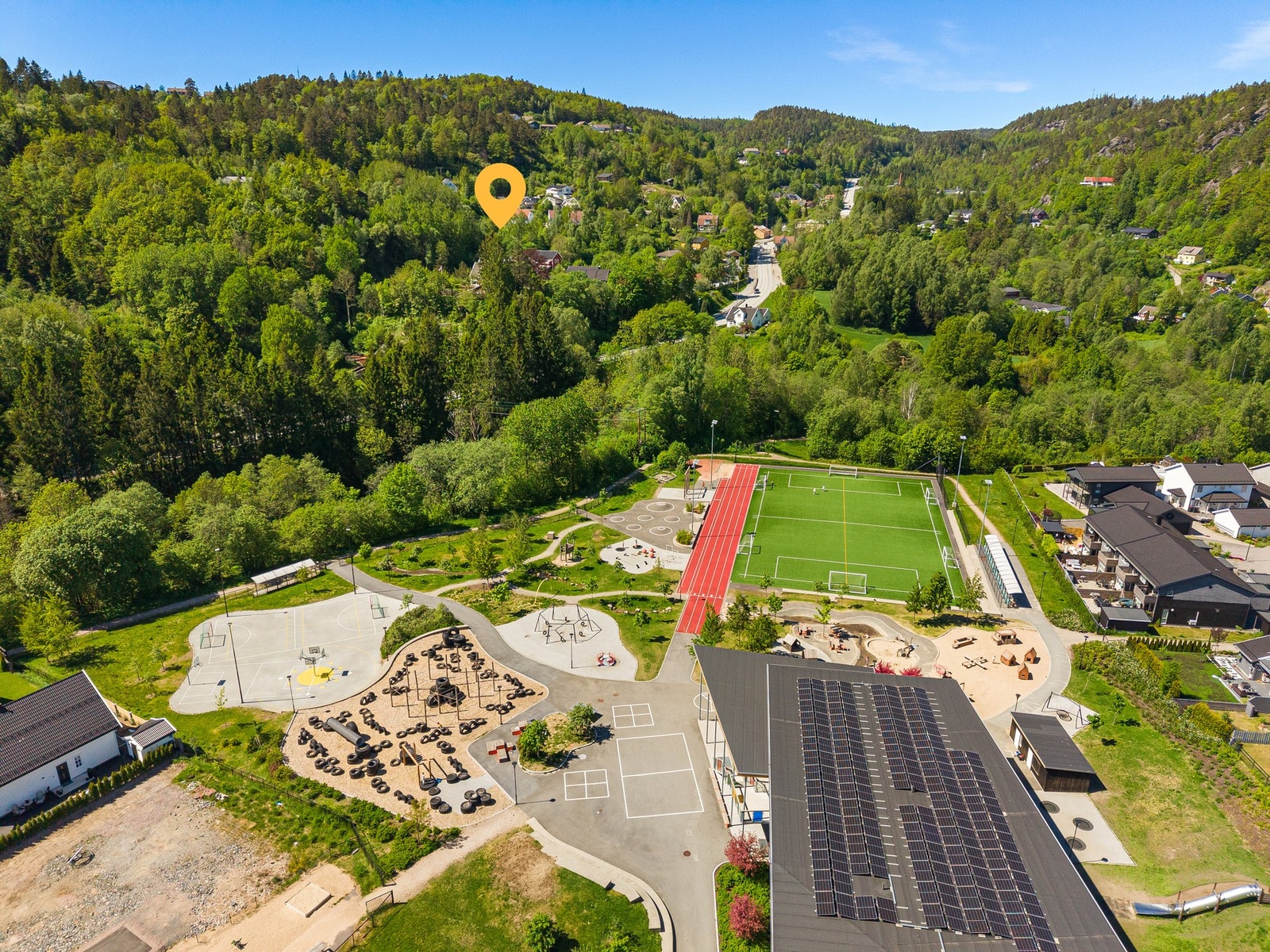 Flott opparbeidet lekeområdet bak Oppvekstsenteret. Markering viser boligen Galleribilde