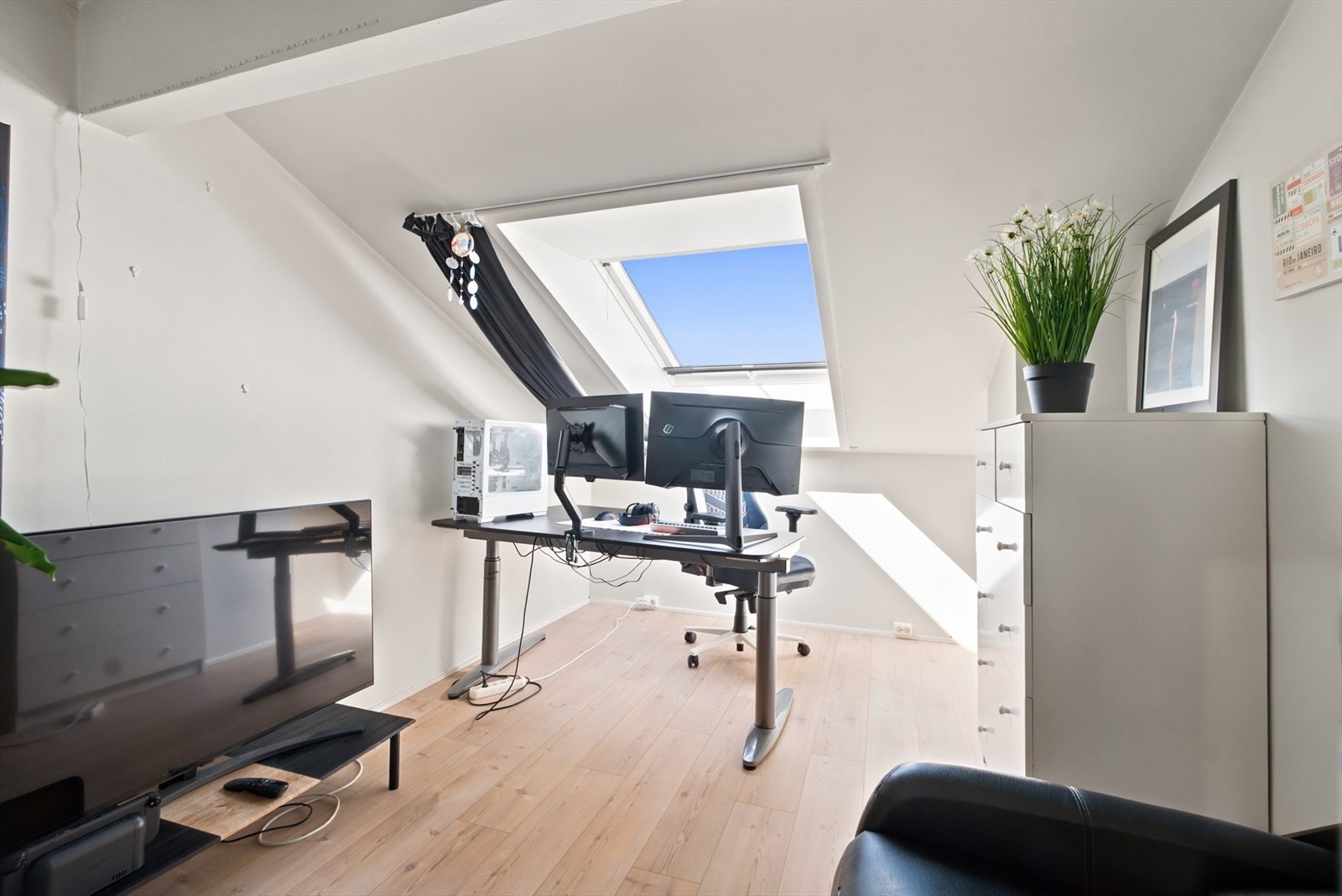 Loft/Hems er i dag innredet som kontor. Rommet er ikke godkjent til dagens bruk. Bruksendring fra tilleggsdel (loft) til hoveddel (kontor) er et søknadspliktig tiltak. Se punkt "Ferdigattest / Brukstillatelse" i salgsoppgaven. Galleribilde