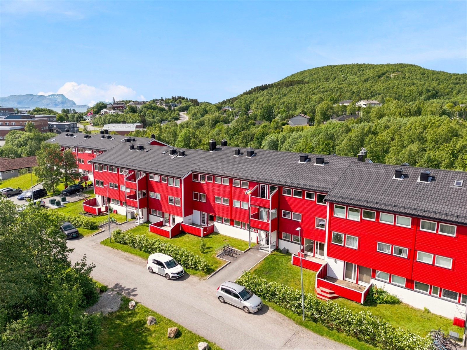 Gjæran borettslag består av lavblokker i et veletablert og barnevennlig område. Galleribilde