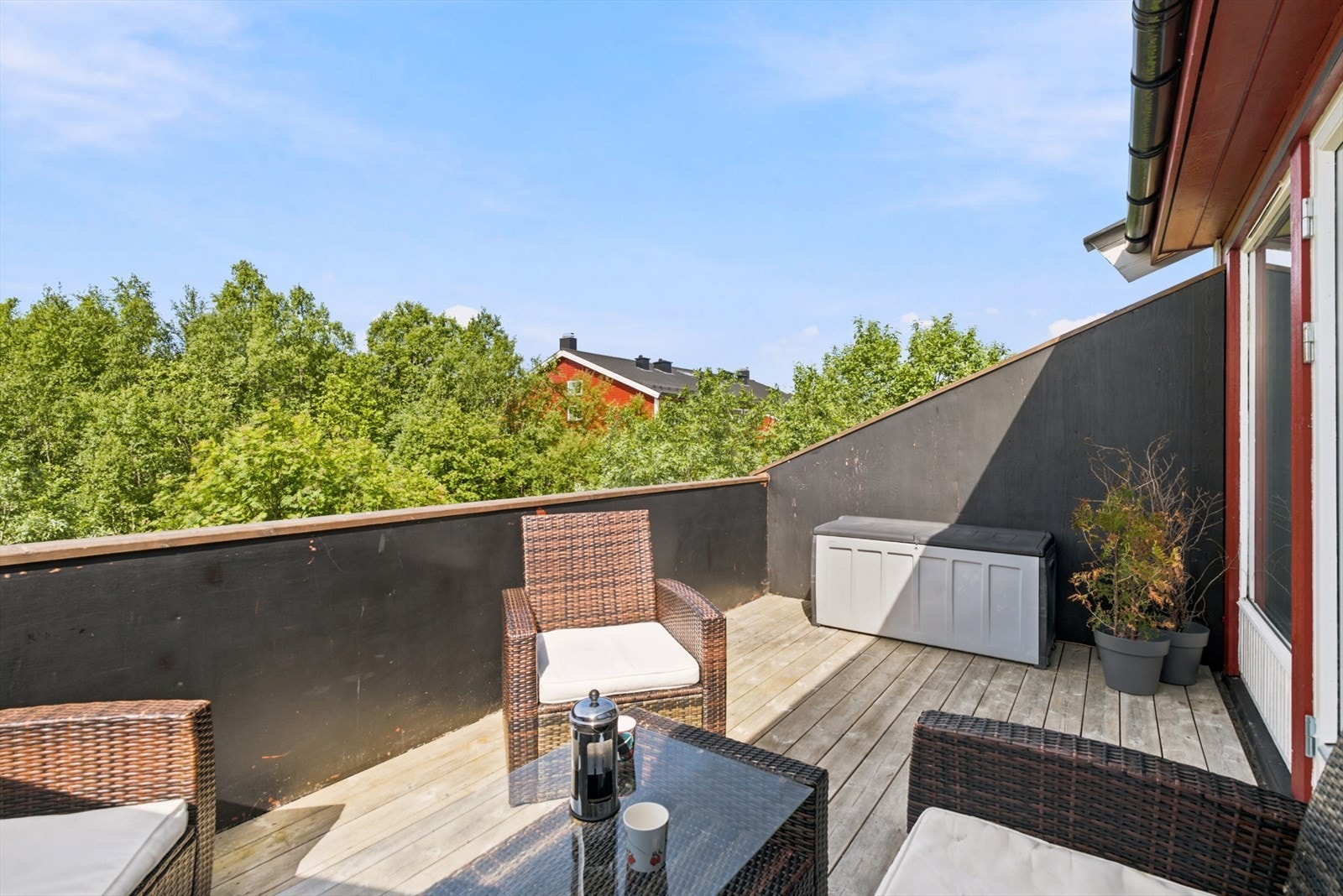 Verandadekket består av impregnerte bord, med tetteplater under. Galleribilde