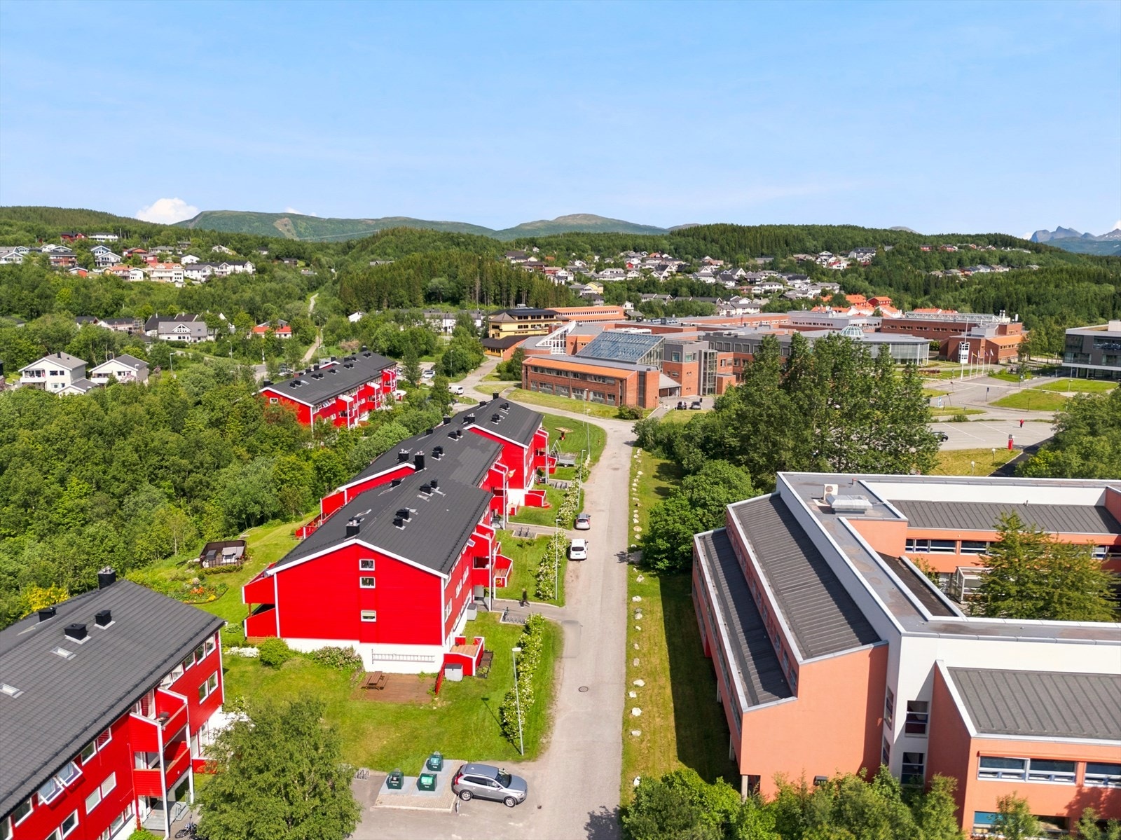 Mørkvedtråkket, en populær gang- og sykkelvei, ligger kun noen minutter unna. Galleribilde