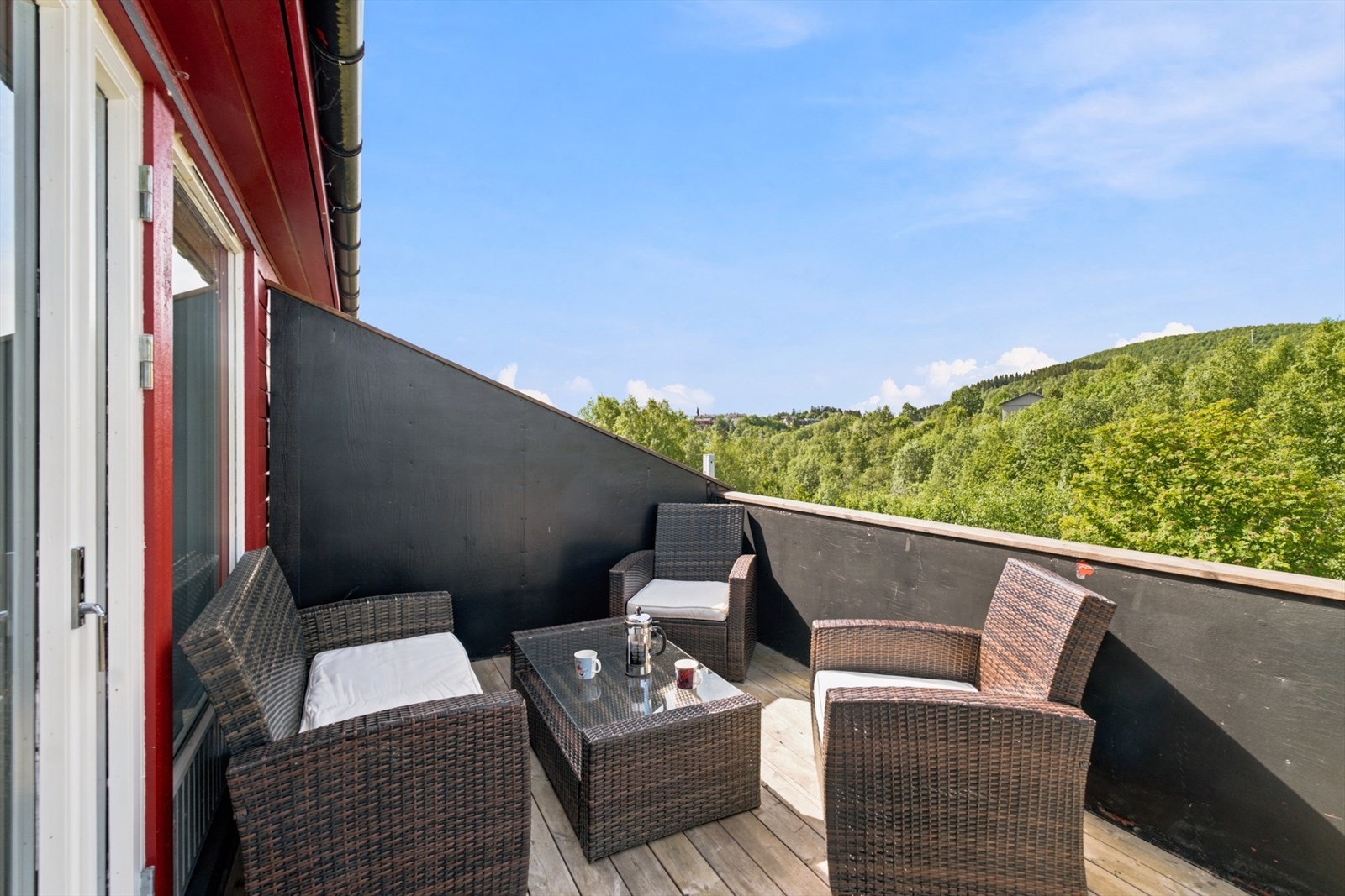 Den vestvendte verandaen på 12 m² har god plass til en sittegruppe. Galleribilde