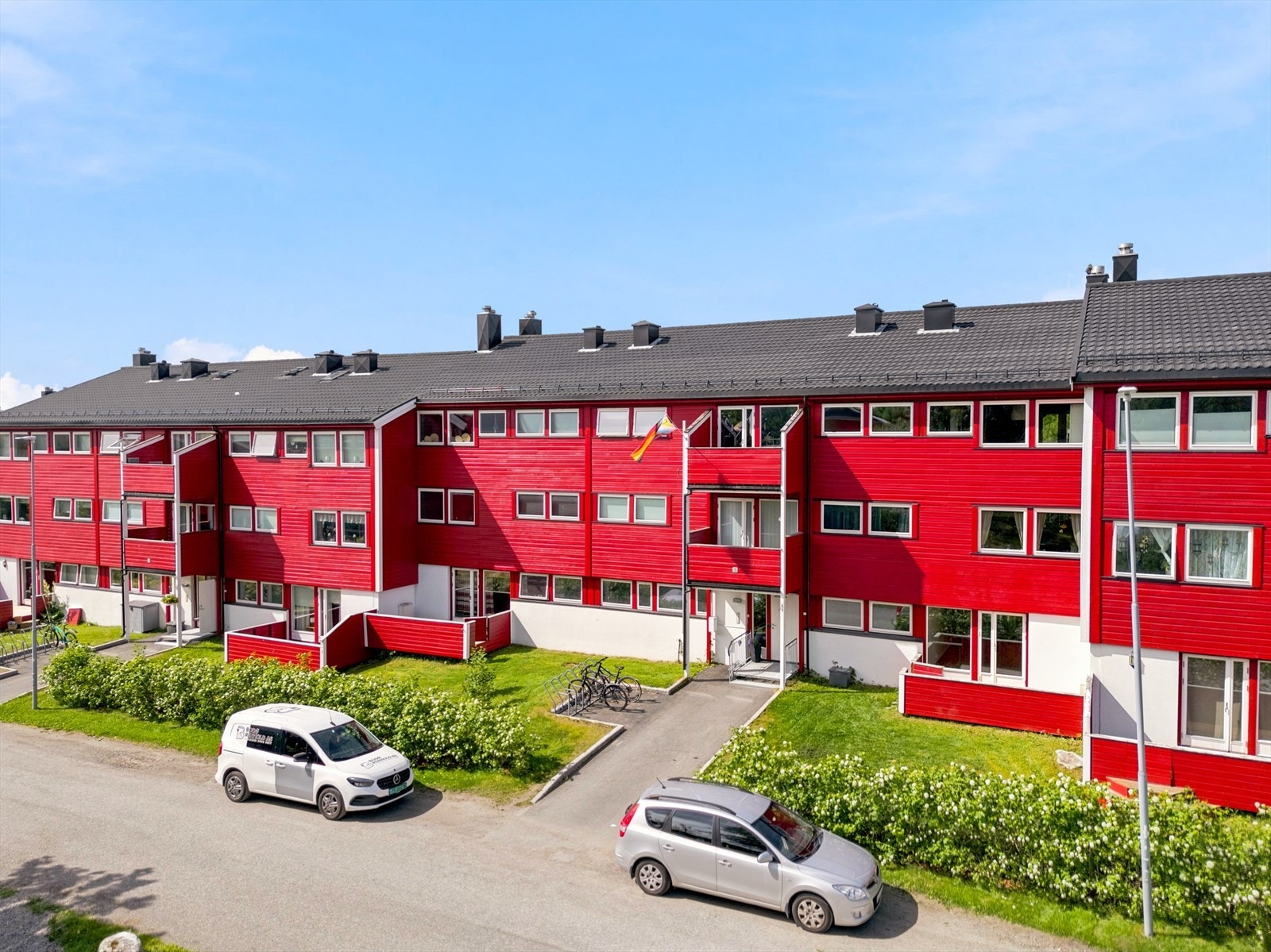 Bygget er oppført i 1981, med fasader kledd i treverk. Galleribilde