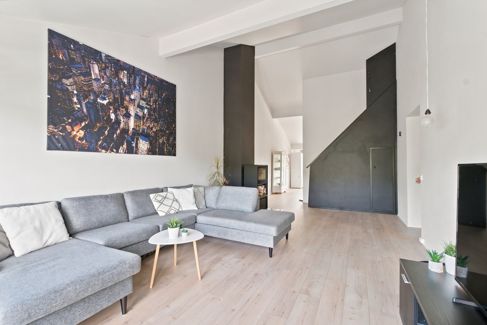 Fra stuen er det utgang til en vestvendt verandaen med utsikt over grønne omgivelser. Galleribilde