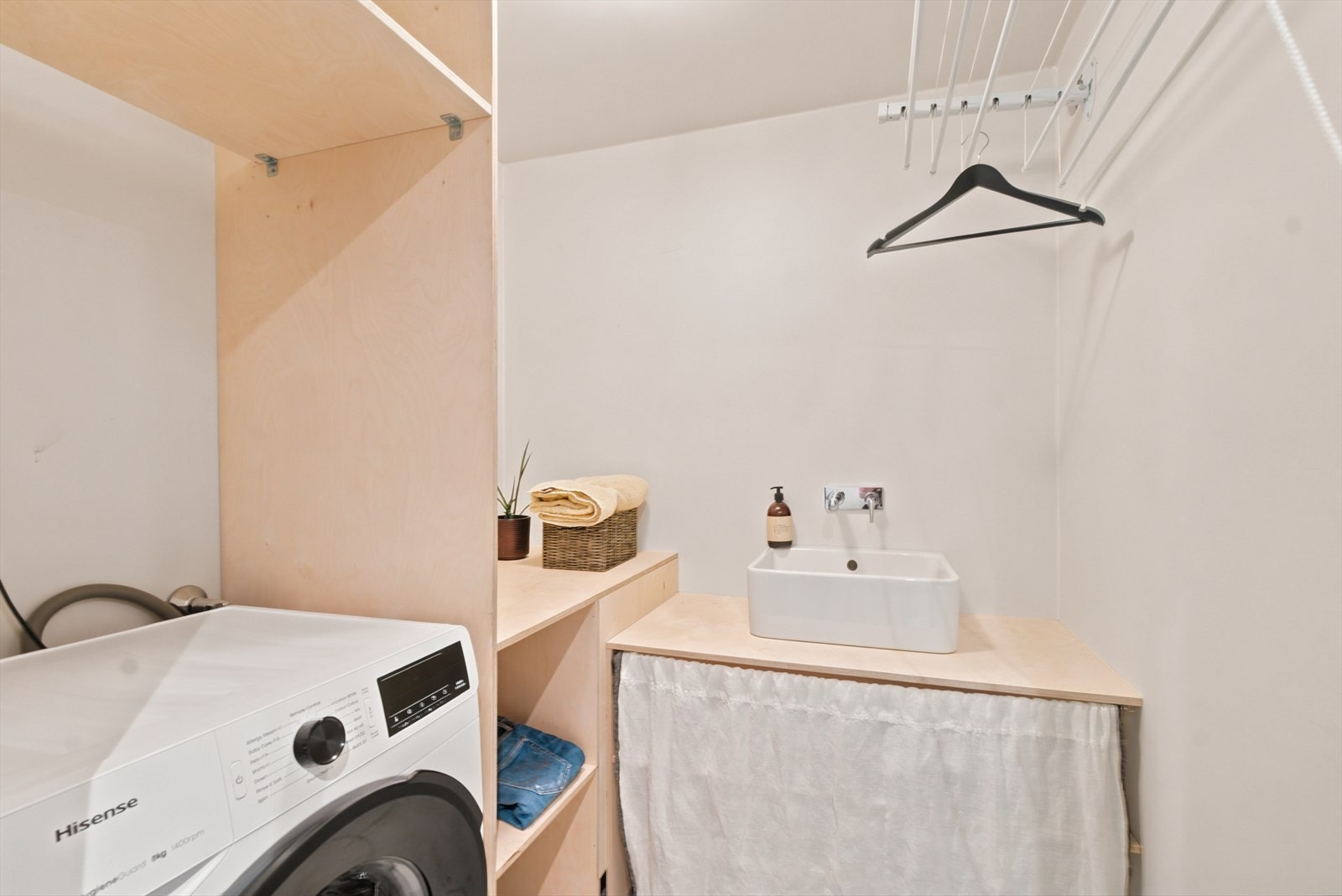 Eget vaskerom med opplegg for vaskemaskin og praktisk innredning. Galleribilde