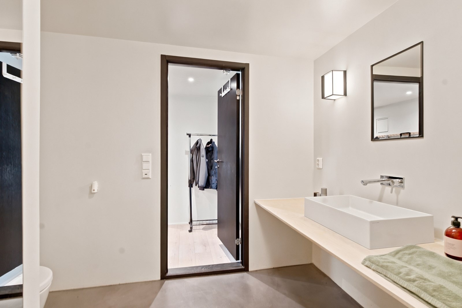 Fra badet er det enkel tilgang til gang og soverom. Galleribilde