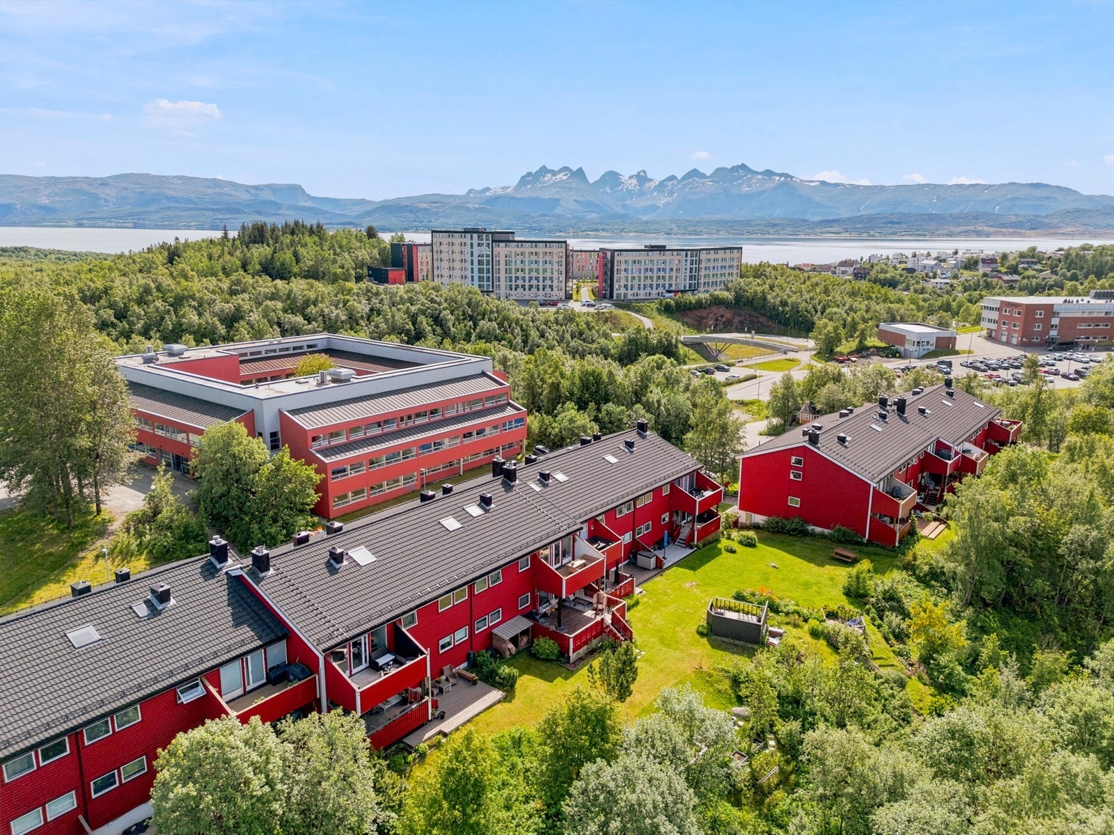 Nord universitet ligger i umiddelbar nærhet, kun en kort spasertur unna. Galleribilde