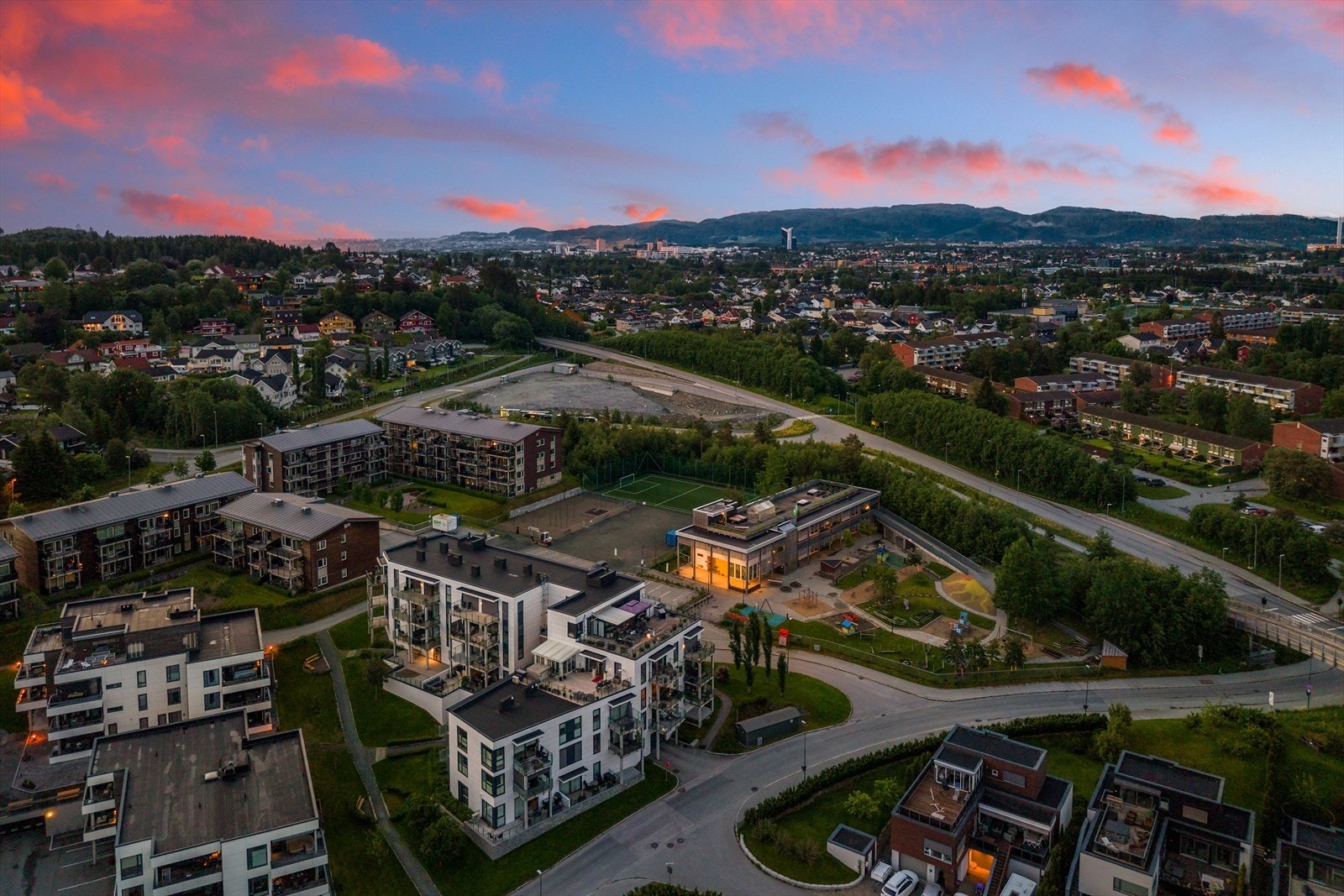 Heimdal sentrum ligger kun en kort tur unna, og området har gode kollektivforbindelser. Galleribilde