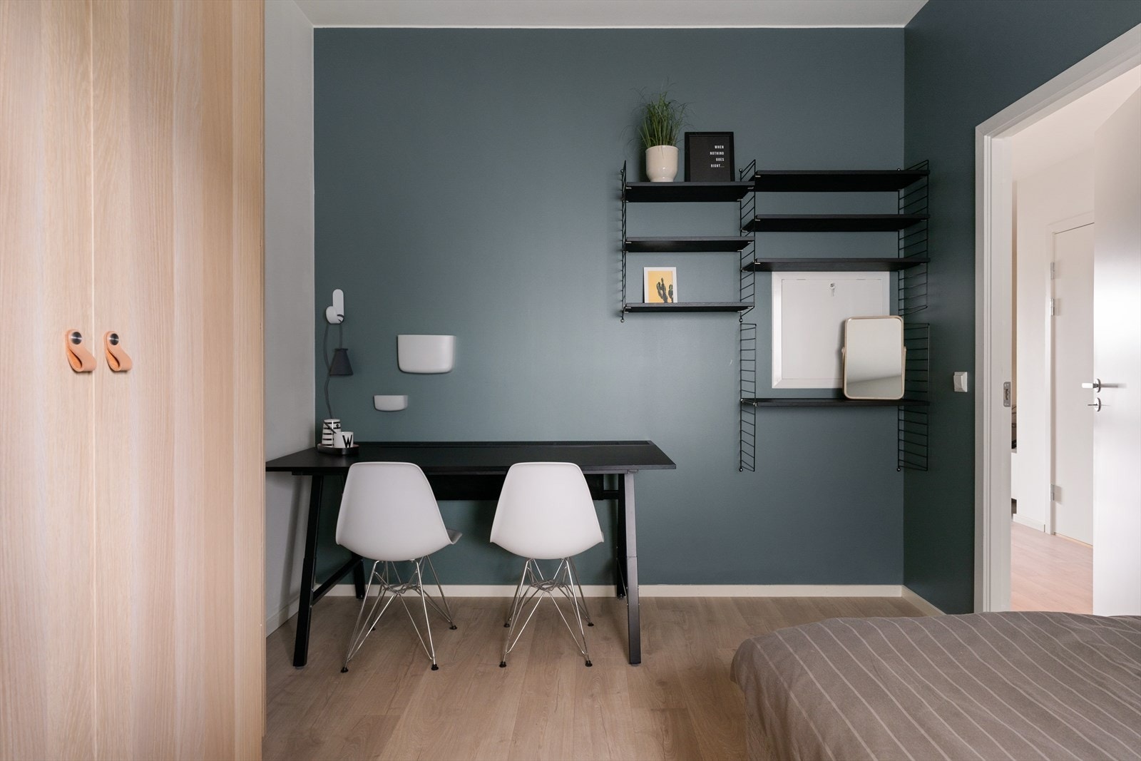 Soverommet byr på gode innredningsmuligheter med plass til dobbeltseng, garderobe og skrivebord. Galleribilde