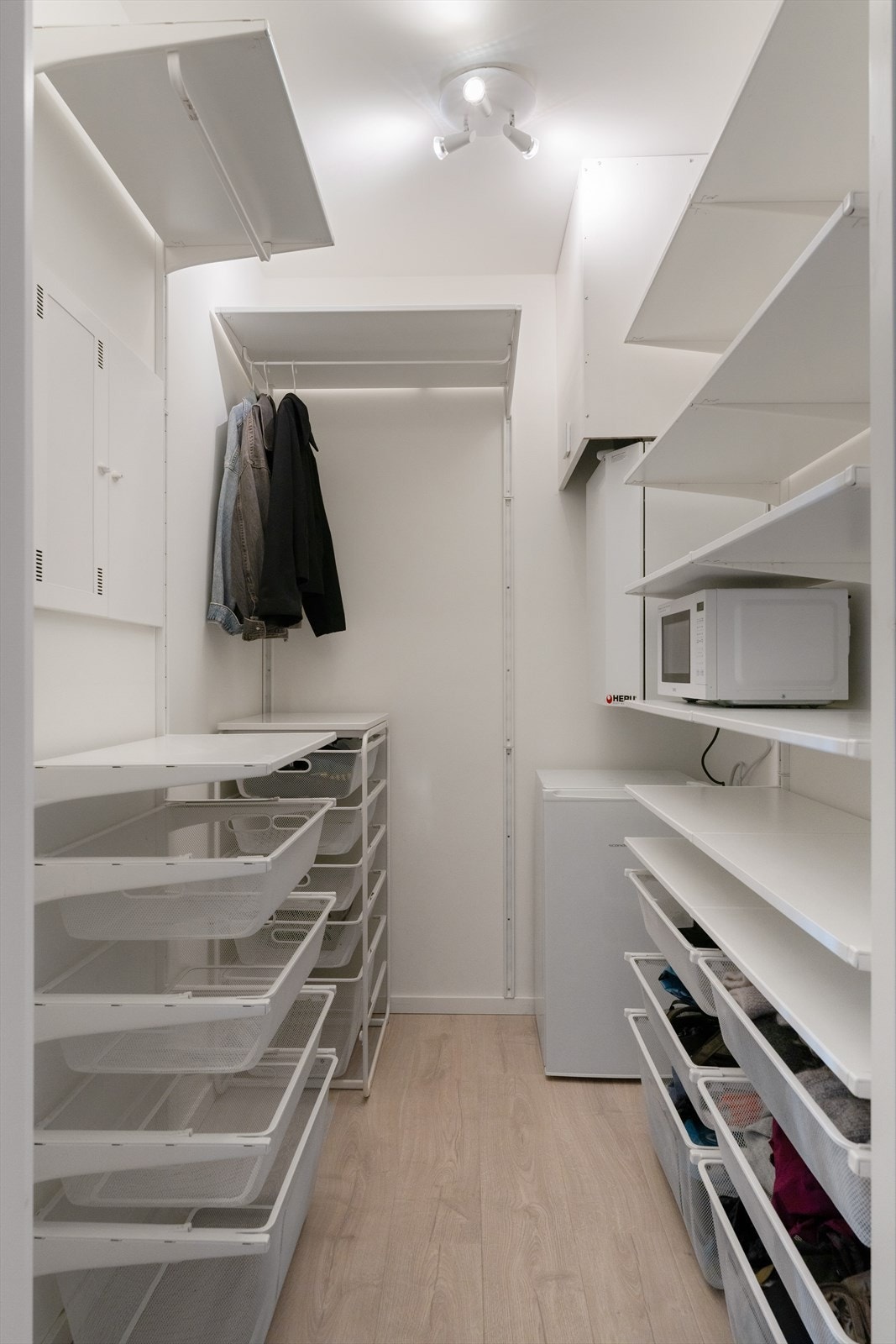 Praktisk innvendig bod på 3 m² med gode oppbevaringsmuligheter. Galleribilde