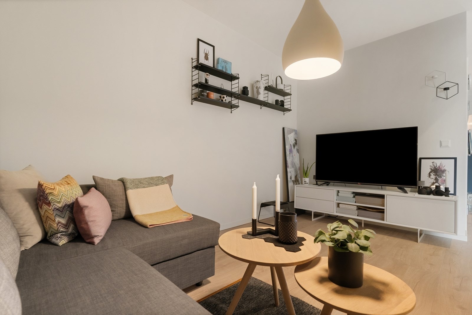 Leiligheten har en egen stue som kan benyttes som TV-stue, oppholdsrom eller hobbyrom. Galleribilde