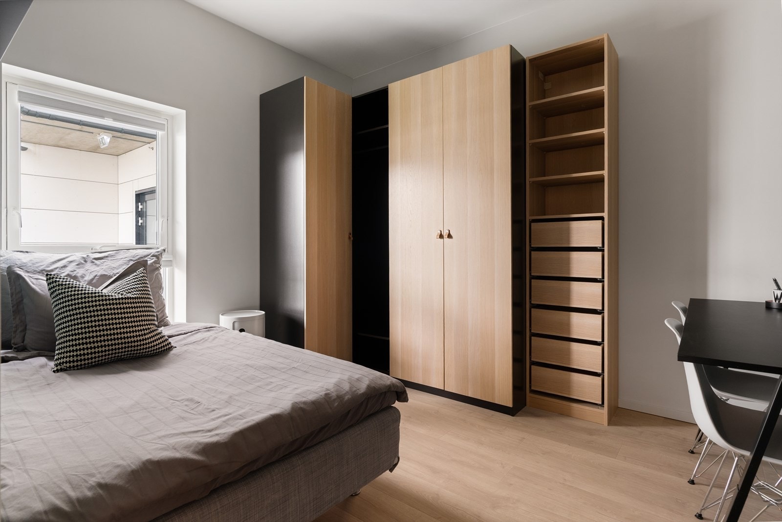 Leiligheten har tre flotte soverom. Dette er hovedsoverommet på 11 m². Galleribilde