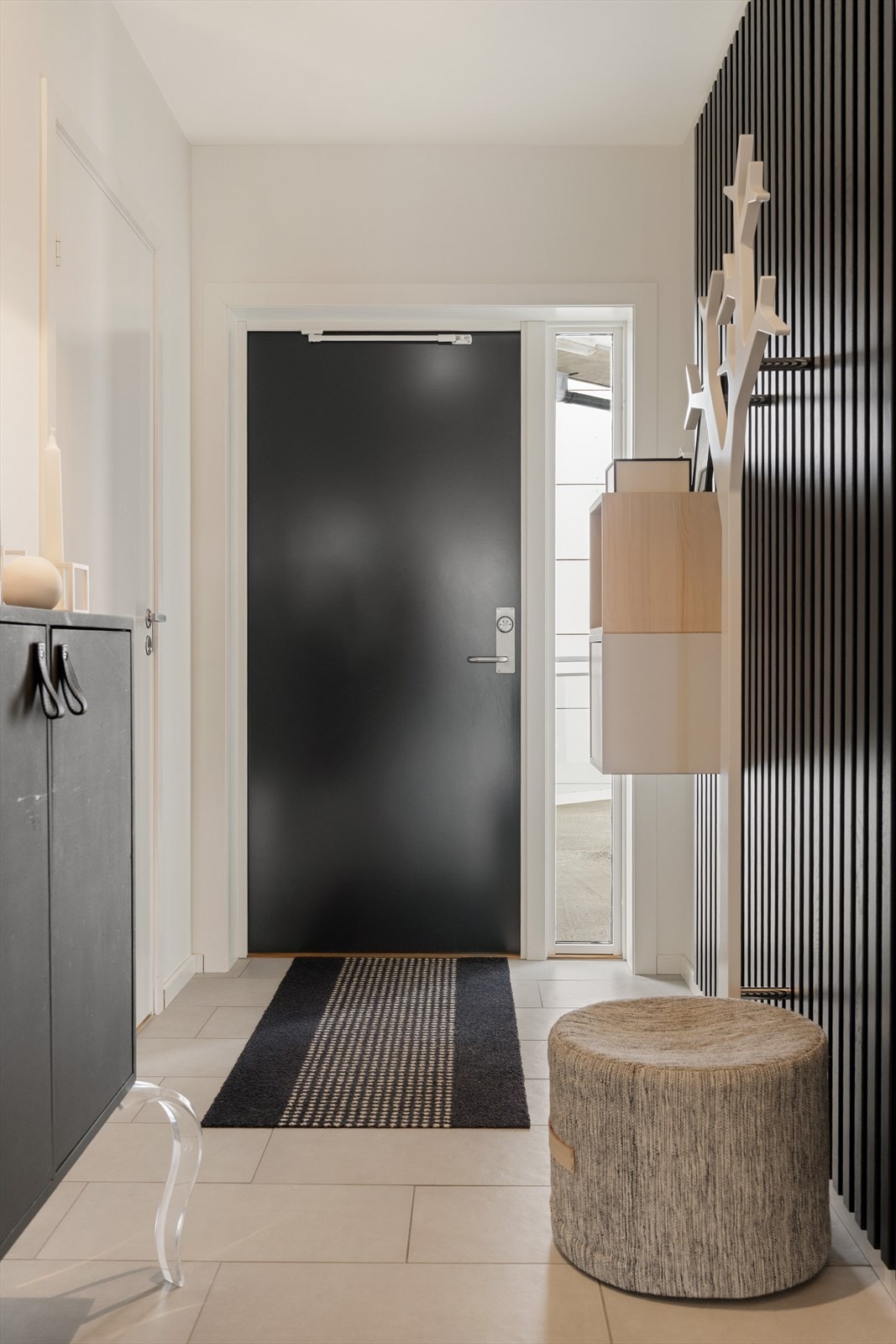 Inngangspartiet er romslig og har gode oppbevaringsmuligheter for yttertøy og sko. Galleribilde