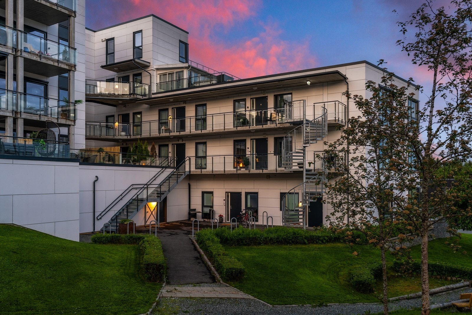 Velholdte omgivelser og pent opparbeidede fellesarealer preger området. Galleribilde