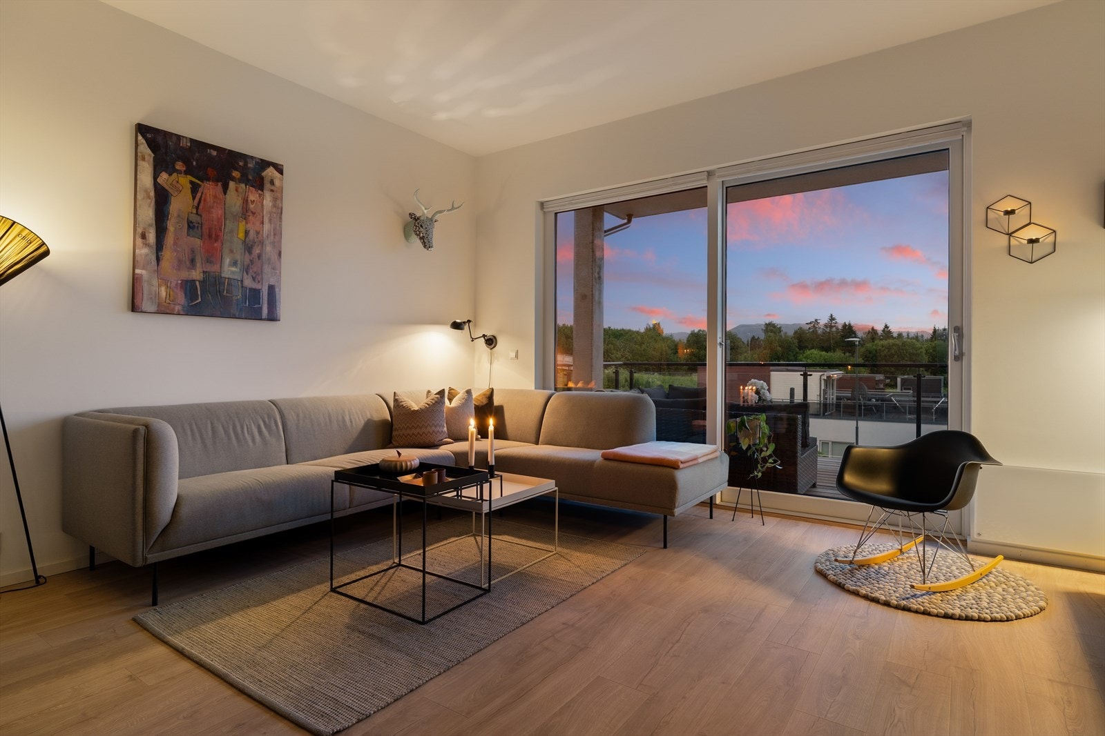 Leiligheten byr på en stor og innbydende stue- og kjøkkenløsning på hele 29 m². Galleribilde